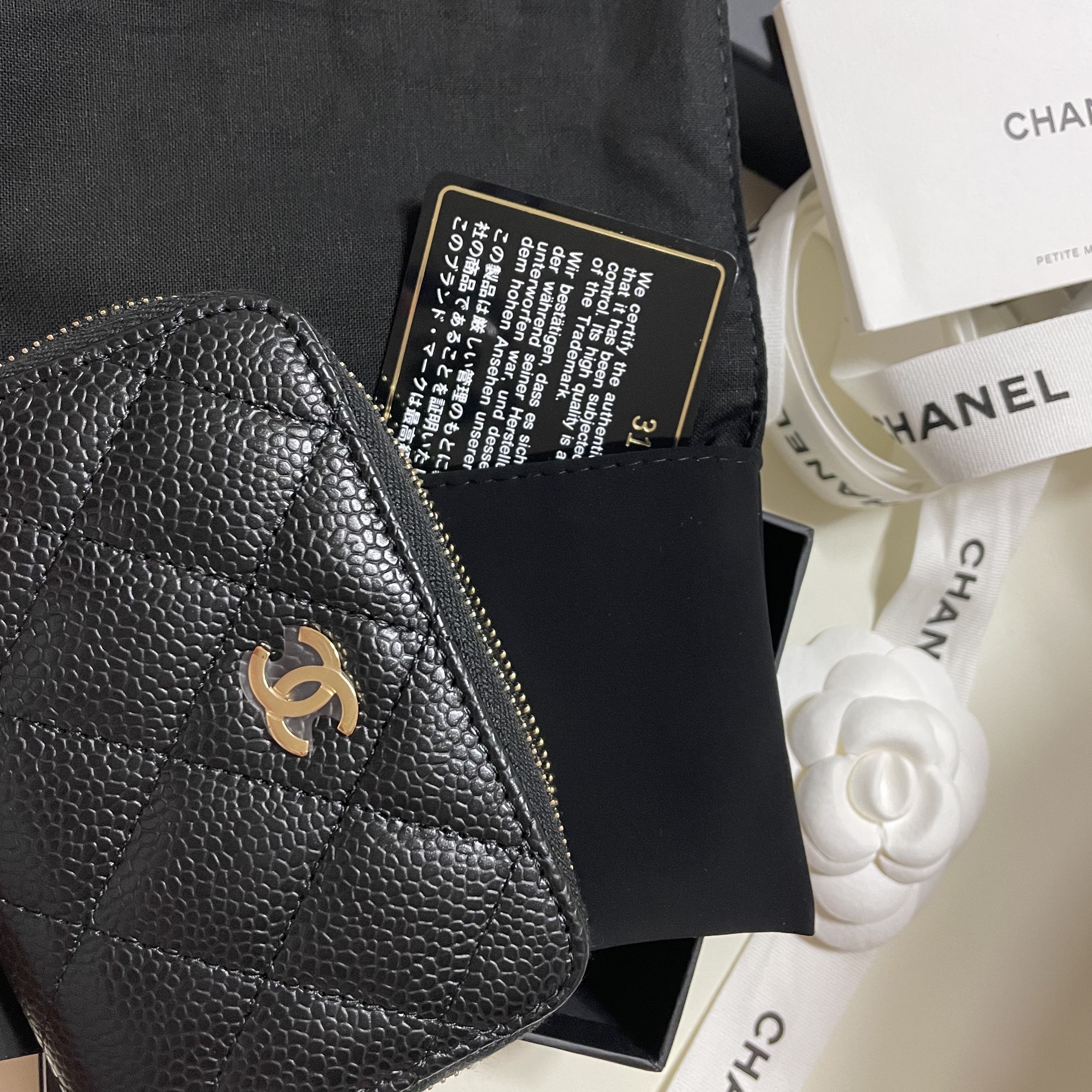 Chanel Classic Zipped Coin Purse Grained Calfskin & Gold Black 착용 스타일