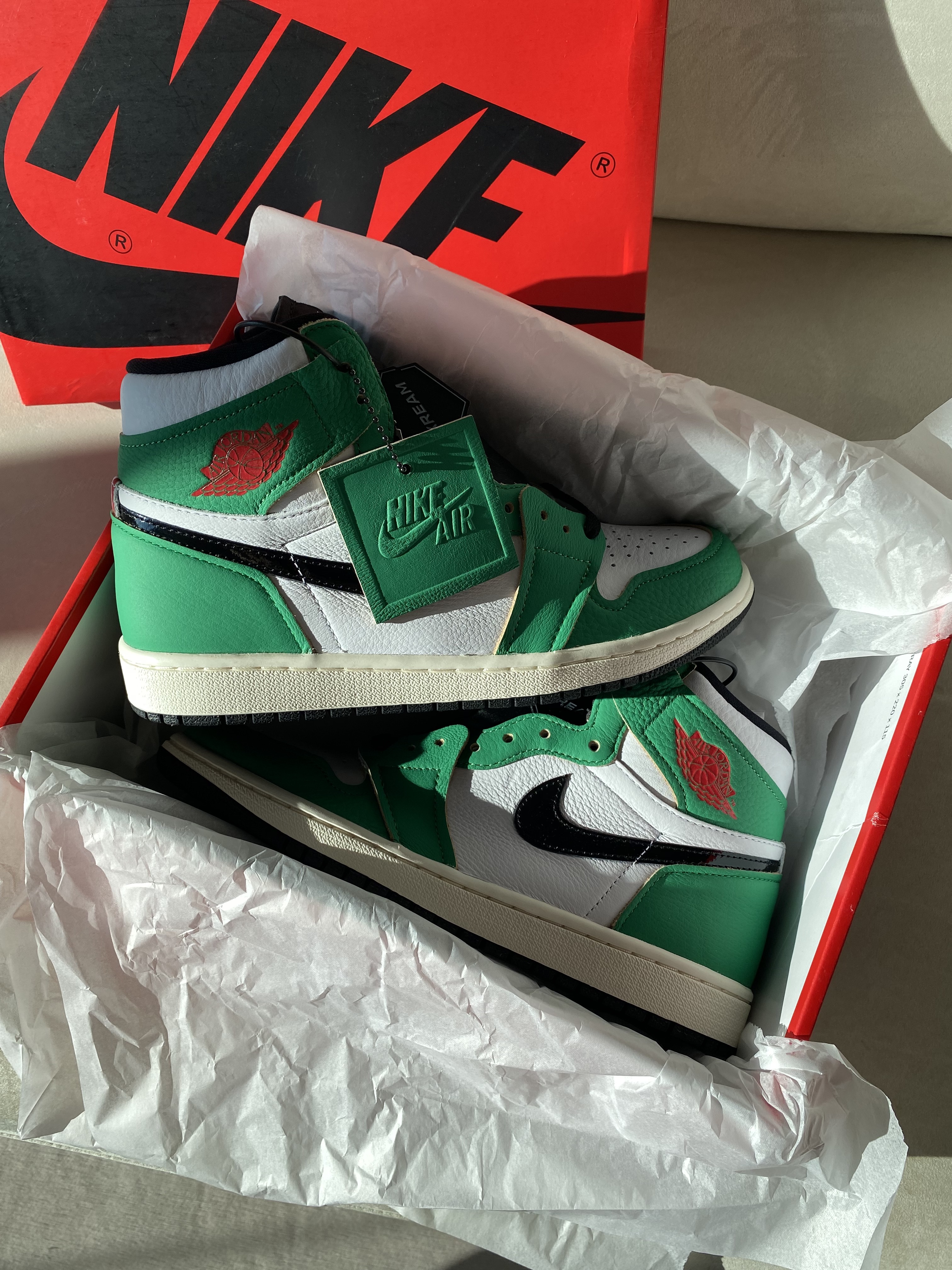 (W) Jordan 1 Retro High OG Lucky Green 착용 스타일 - 2