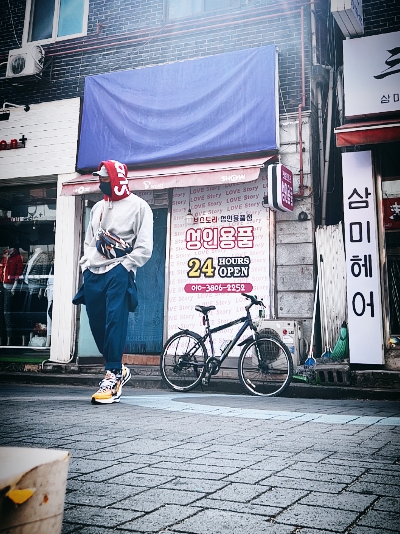 Supreme Washed Chino Twill Camp Cap Grey - 22SS, Supreme Contrast Hooded Sweatshirt Heather Grey - 21FW 착용 스타일 - 3