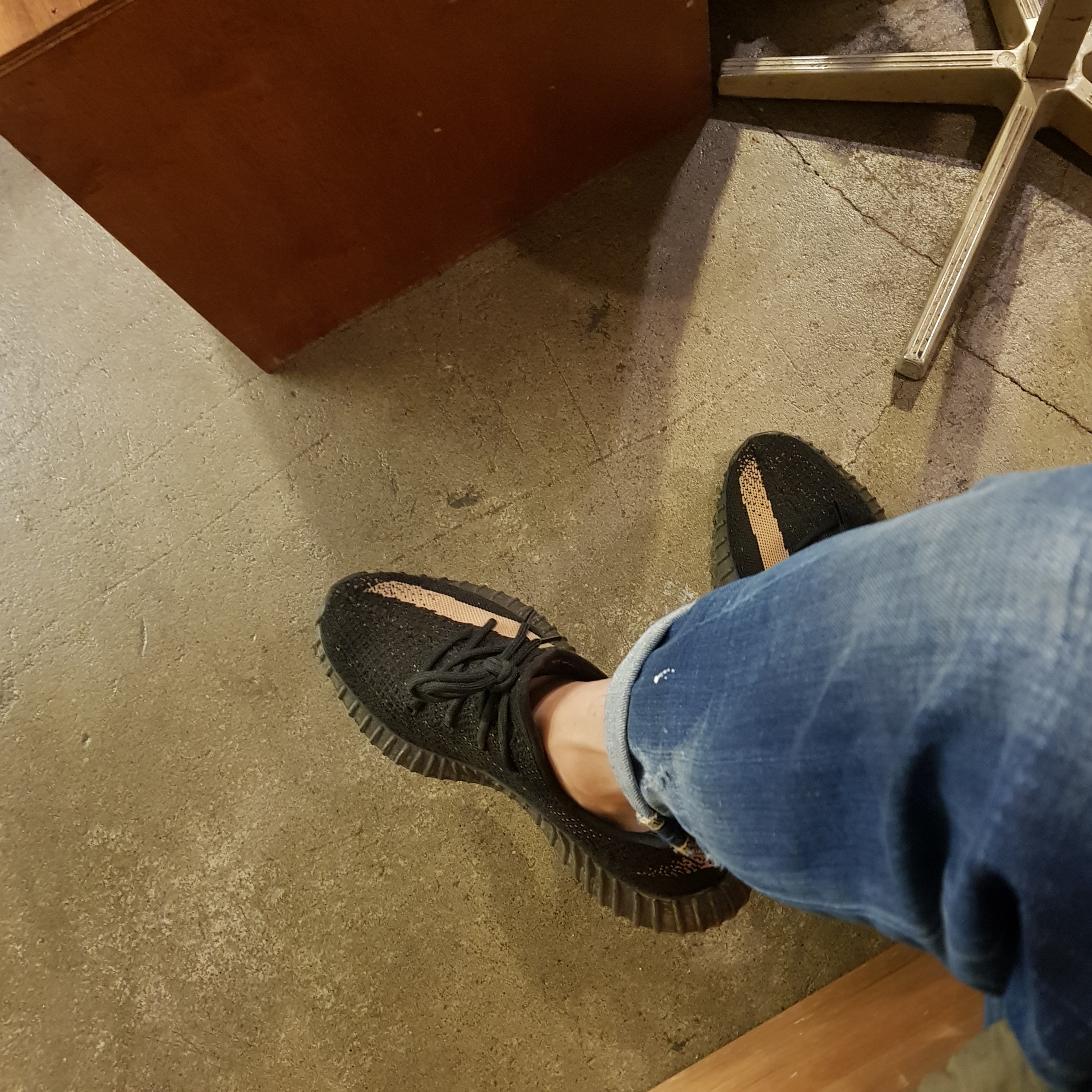 Adidas Yeezy Boost 350 V2 Core Black Copper 착용 스타일