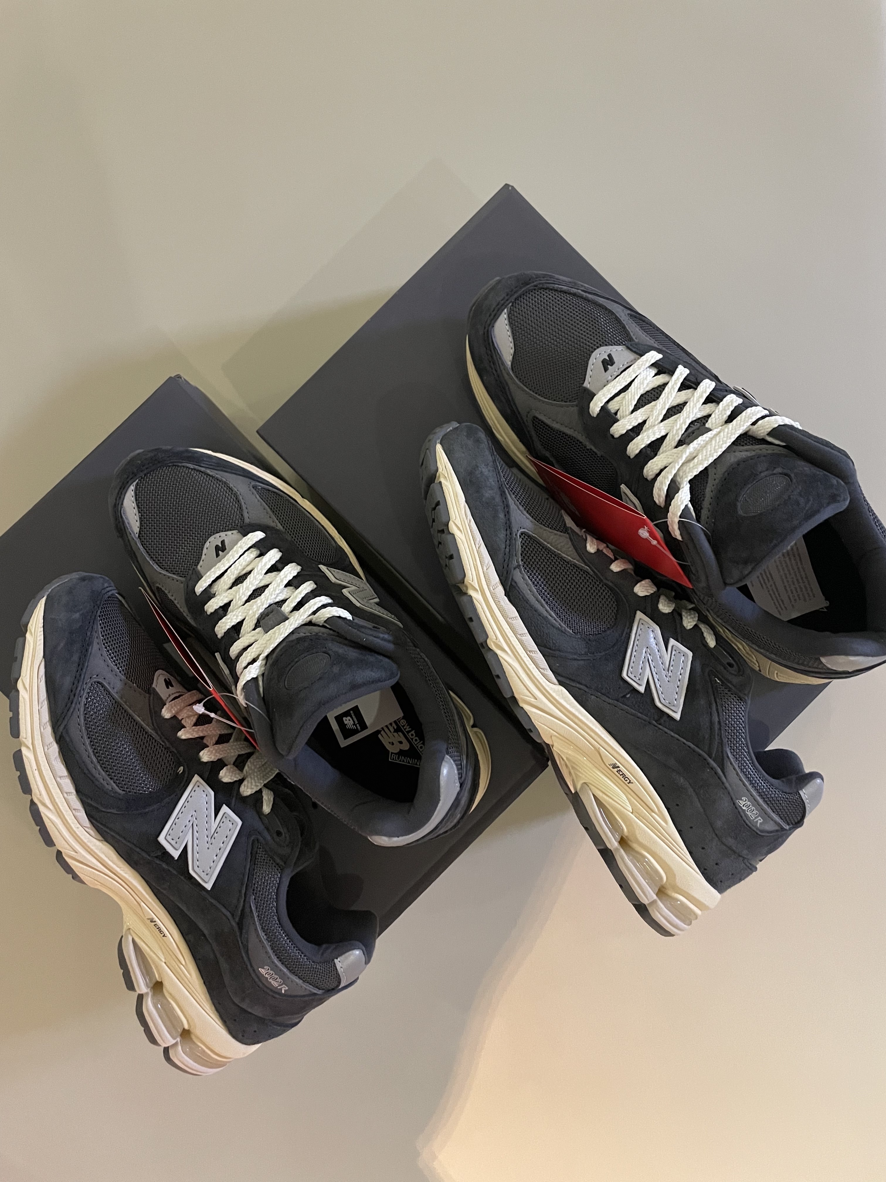 New Balance 2002R Special Vintage Black Grey 착용 스타일