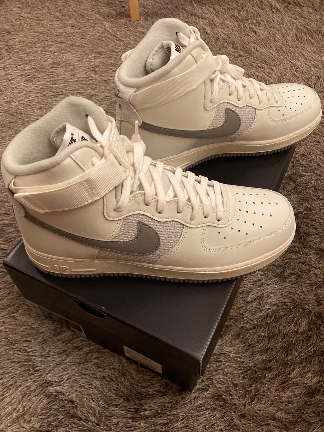 Nike Air Force 1 High '07 LV8 Sail and Medium Grey 착용 스타일 - 1