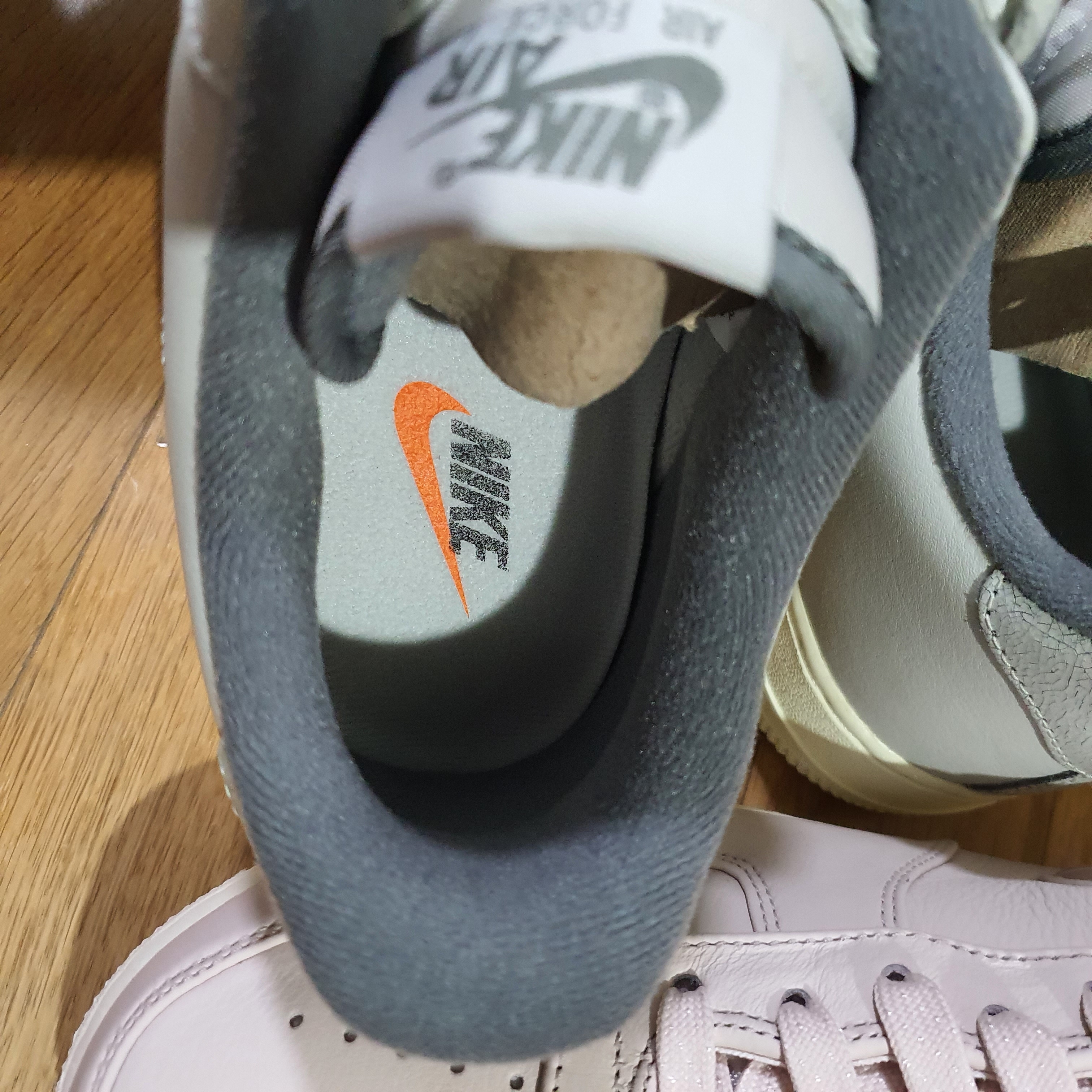 Nike Air Force 1 Low Jewel Silt Red, Nike Air Force 1 '07 LX Light Bone and Coconut Milk 착용 스타일 - 3