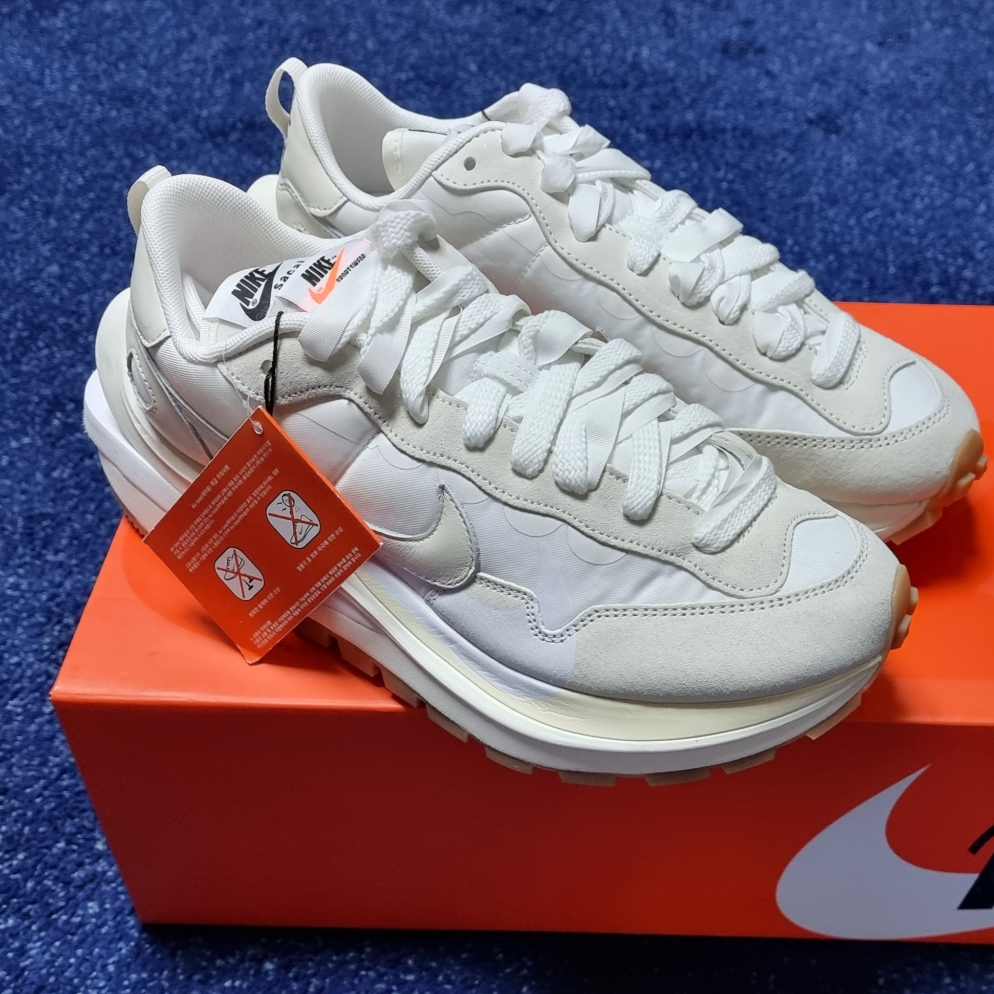 Nike x Sacai VaporWaffle White and Gum 착용 스타일