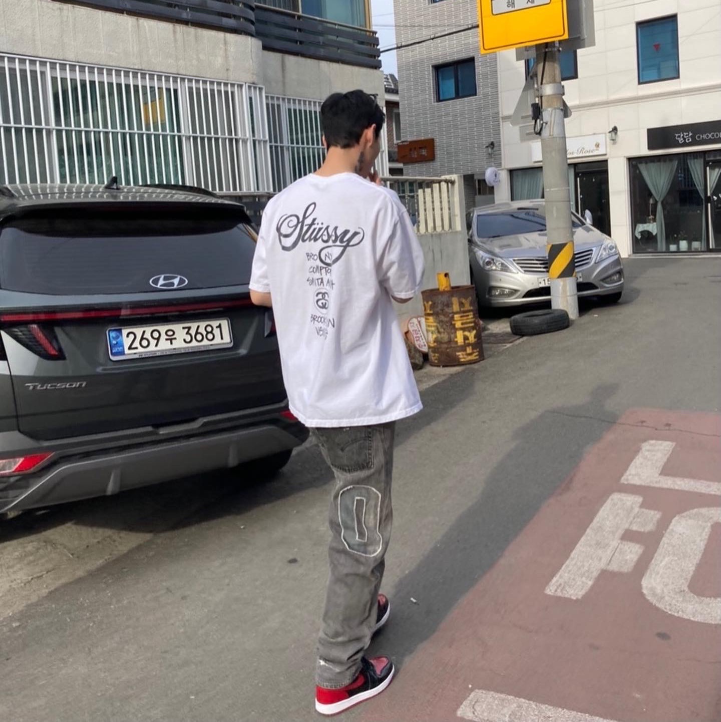 Jordan 1 Retro High OG Patent Bred, Stussy World Tour T-Shirt White 착용 스타일 - 1