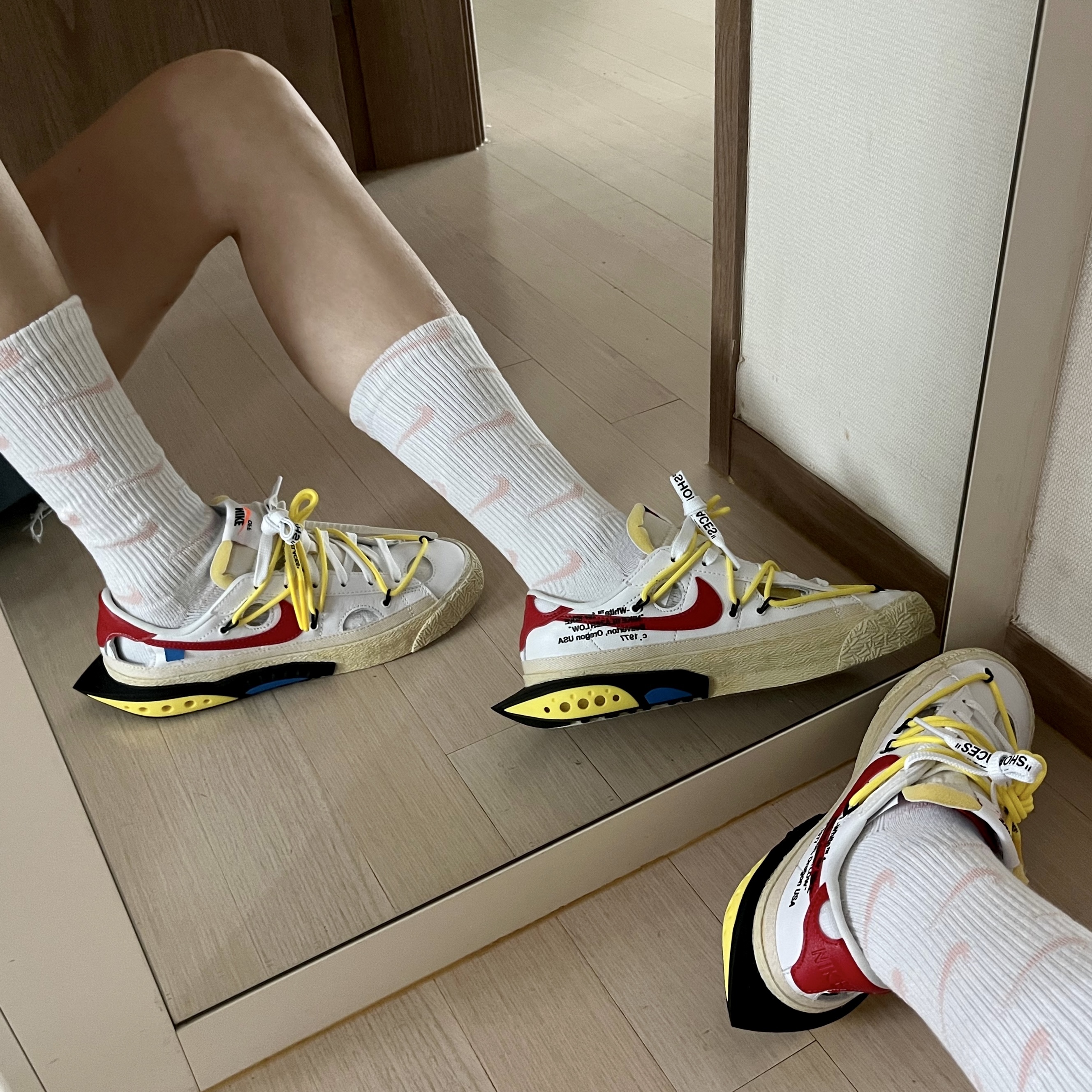 Nike x Off-White Blazer Low '77 White and University Red, (Kids) Nike Everyday Plus Socks Pink White (6 Pack/Korean Ver.) 착용 스타일 - 3