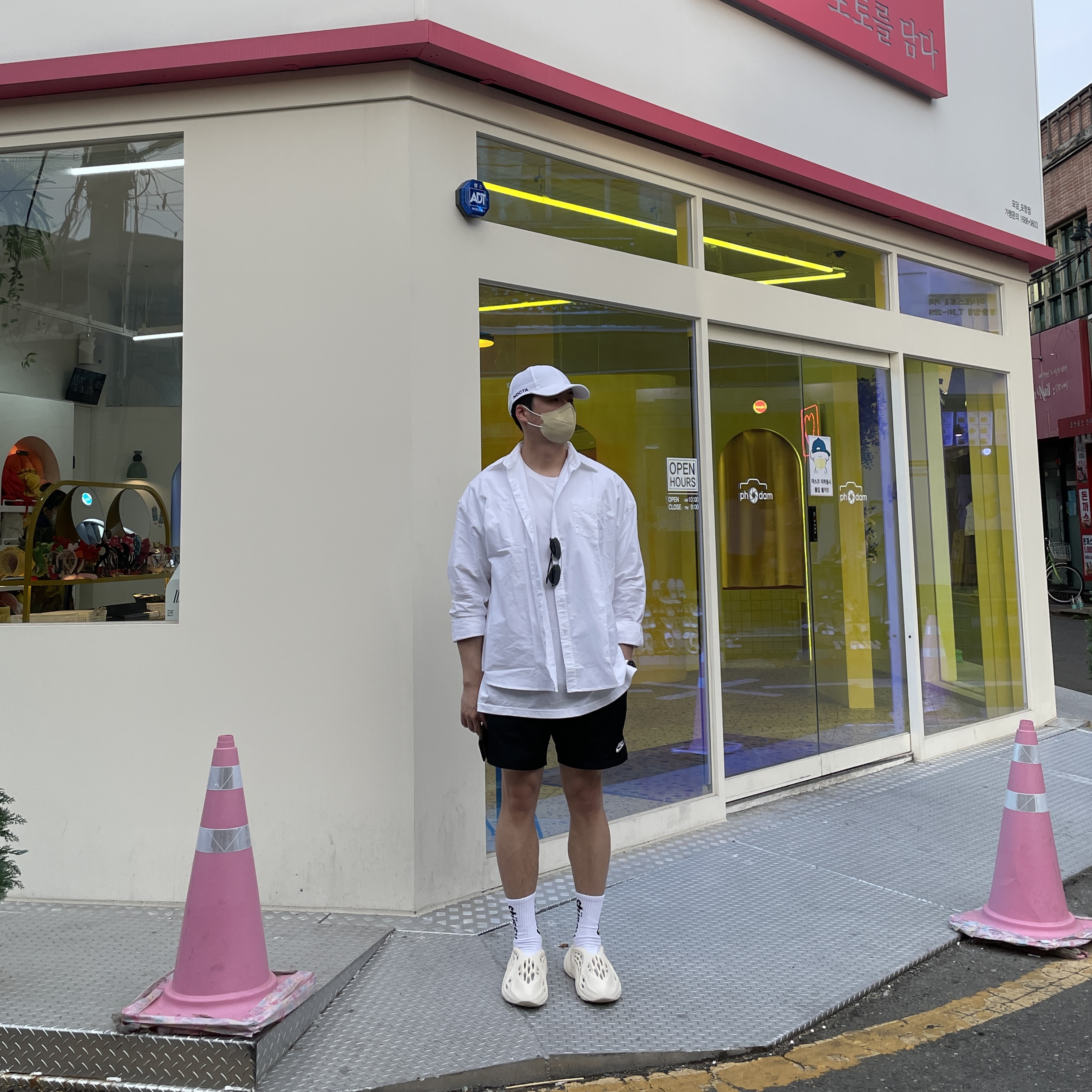 Adidas Yeezy Foam RNNR Sand, Nike x Drake Nocta Cardinal Stock Essential Cap White 착용 스타일