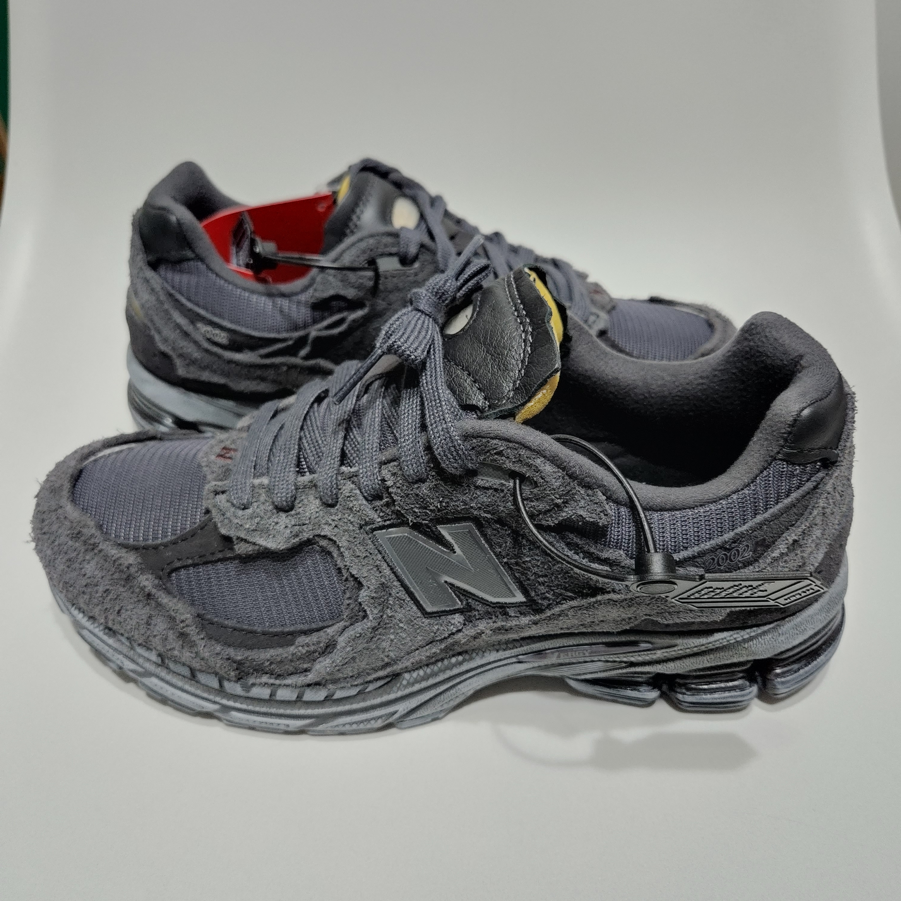 New Balance 2002R Protection Pack Phantom 착용 스타일 - 1