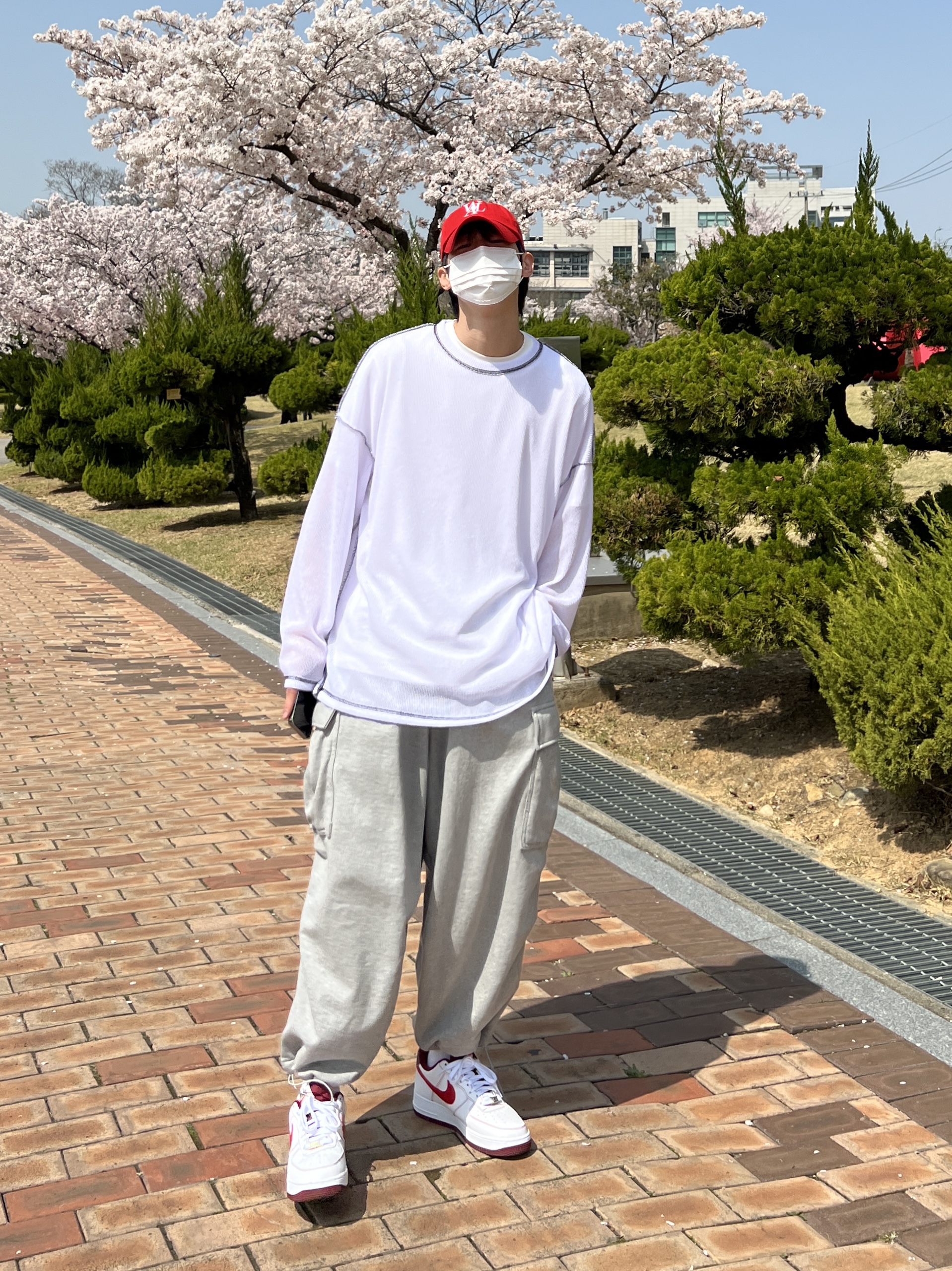 Nike Air Force 1 '07 First Use White Team Red 착용 스타일 - 2