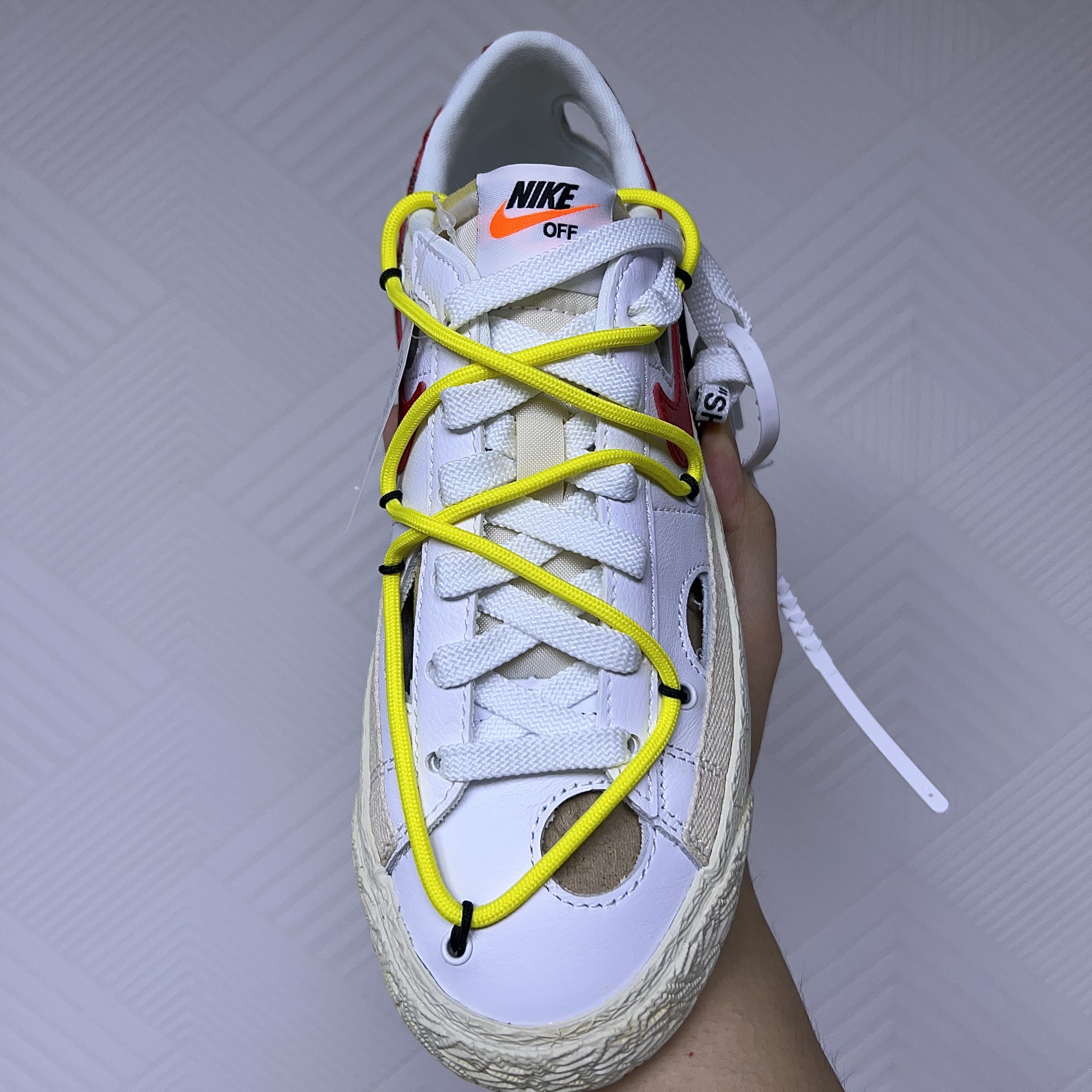 Nike x Off-White Blazer Low '77 White and University Red 착용 스타일 - 4