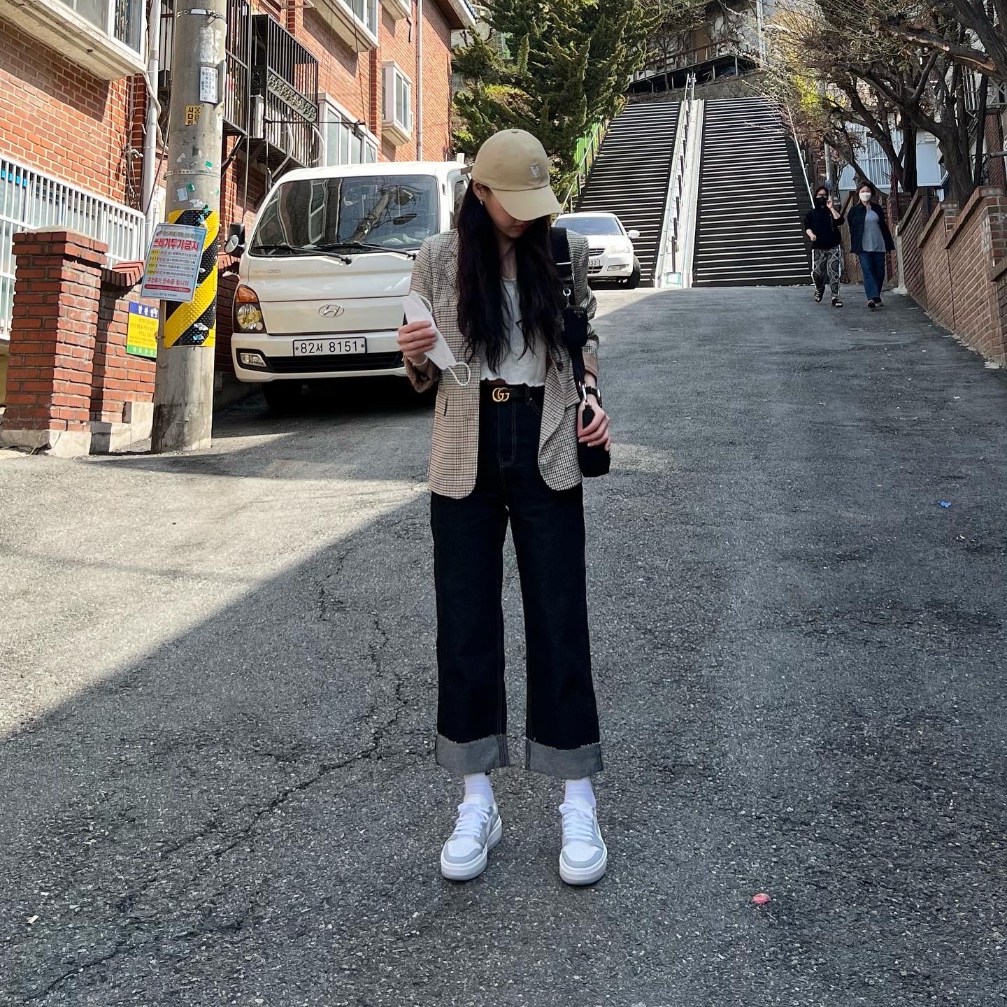 (W) Jordan 1 Elevate Low White and Wolf Grey, Prada Re-Edition 2005 Re-Nylon Shoulder Bag Black 착용 스타일 - 3