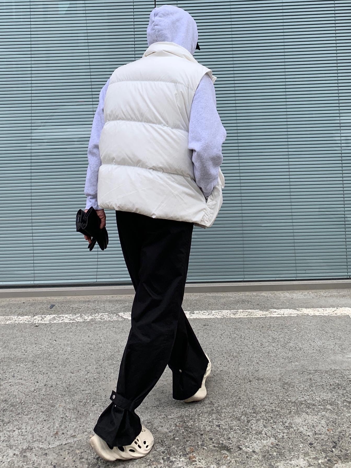 Bottega Veneta Mini Leather Cassette Black, Our Legacy Work Shop Hood Grey Melange 착용 스타일 - 5