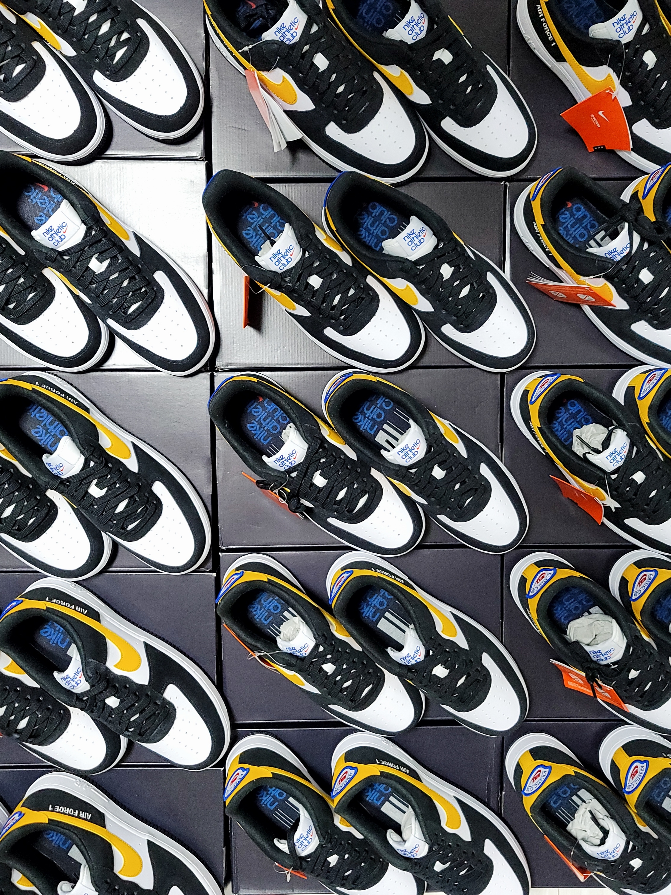 Nike Air Force 1 '07 LV8 Athletic Club Black Dark Sulfur 착용 스타일 - 2
