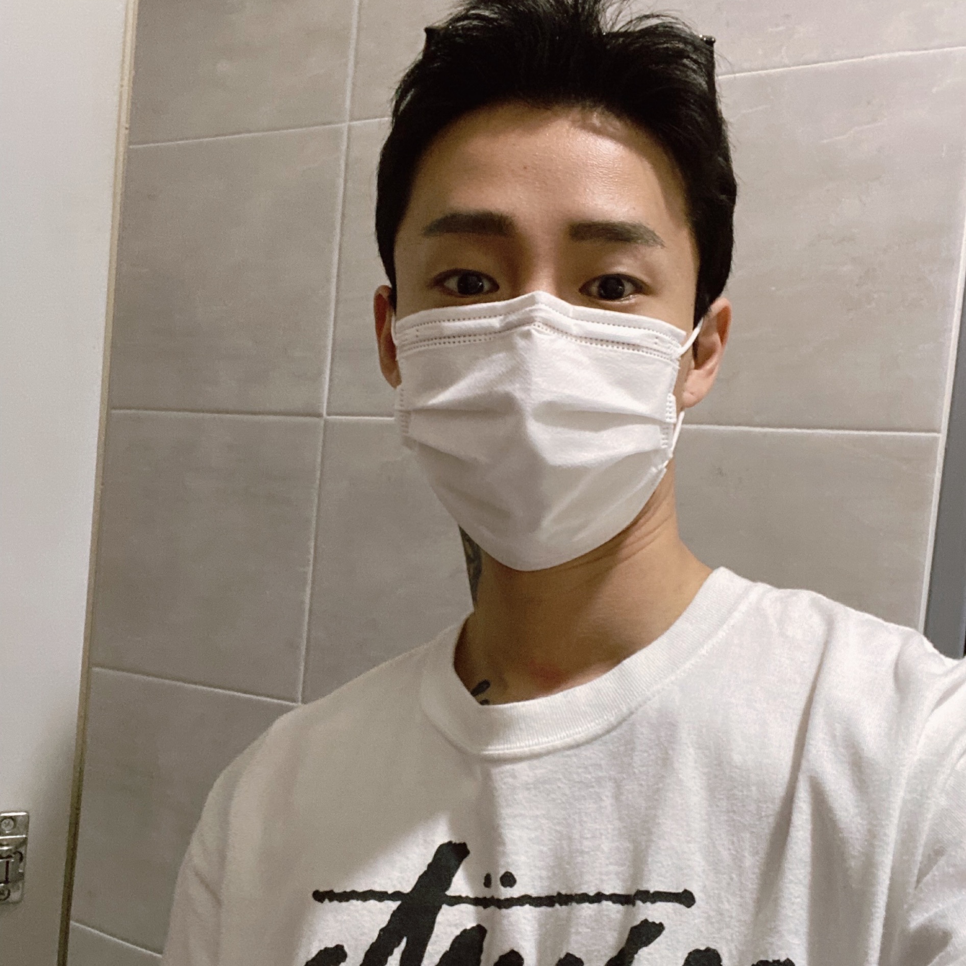 Jordan 1 Retro High OG Patent Bred, Stussy World Tour T-Shirt White 착용 스타일 - 2