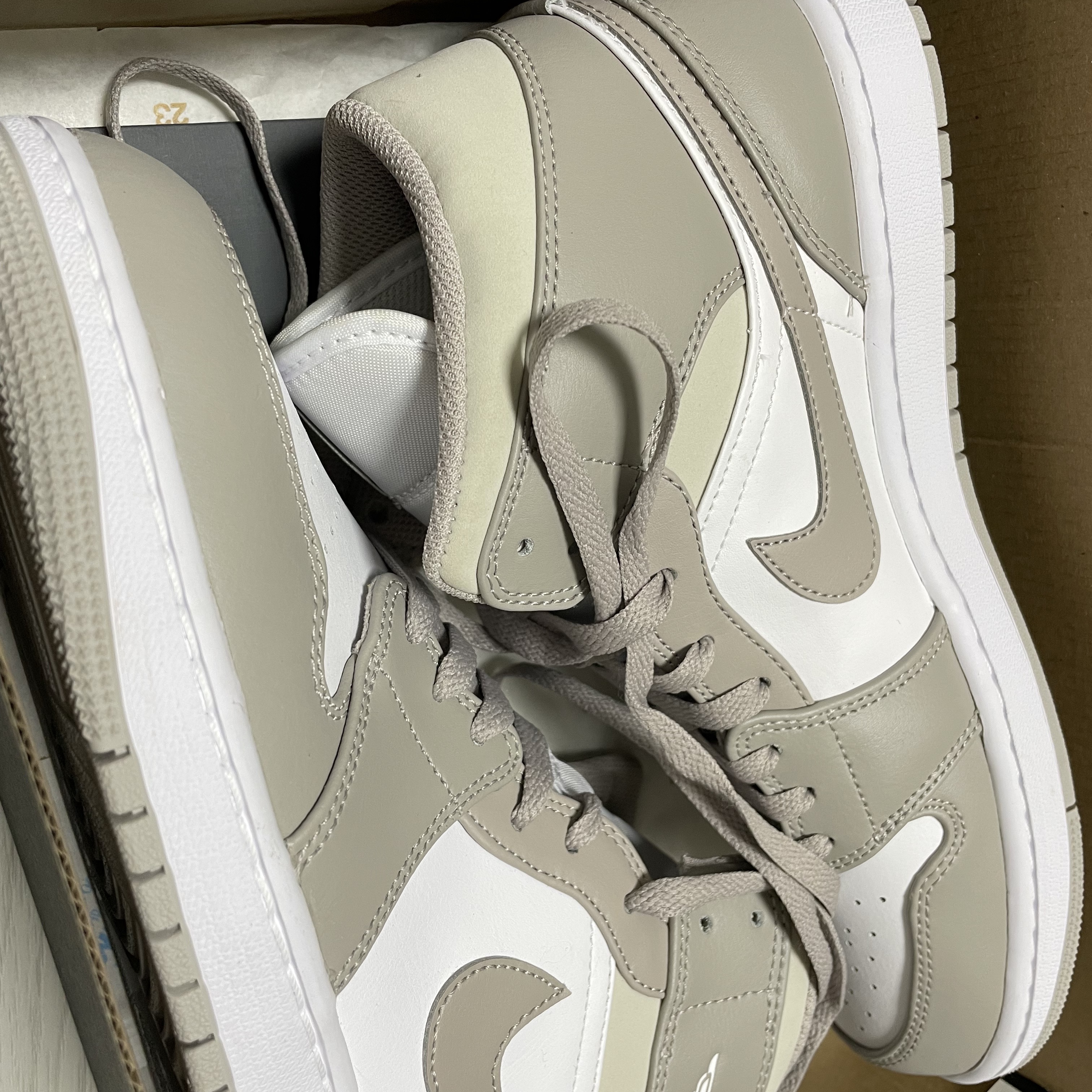 Jordan 1 Mid College Grey 착용 스타일 - 1