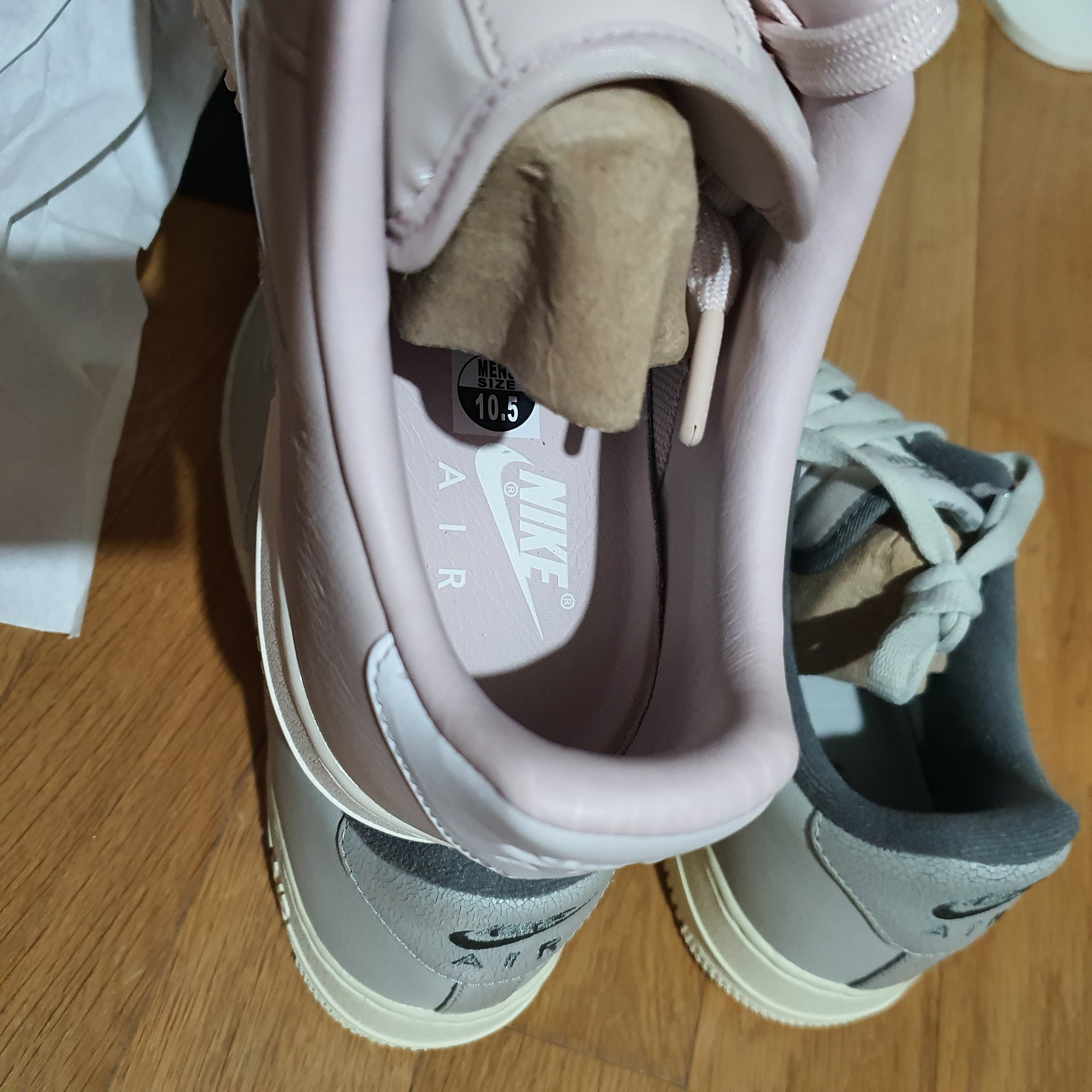 Nike Air Force 1 Low Jewel Silt Red, Nike Air Force 1 '07 LX Light Bone and Coconut Milk 착용 스타일 - 4