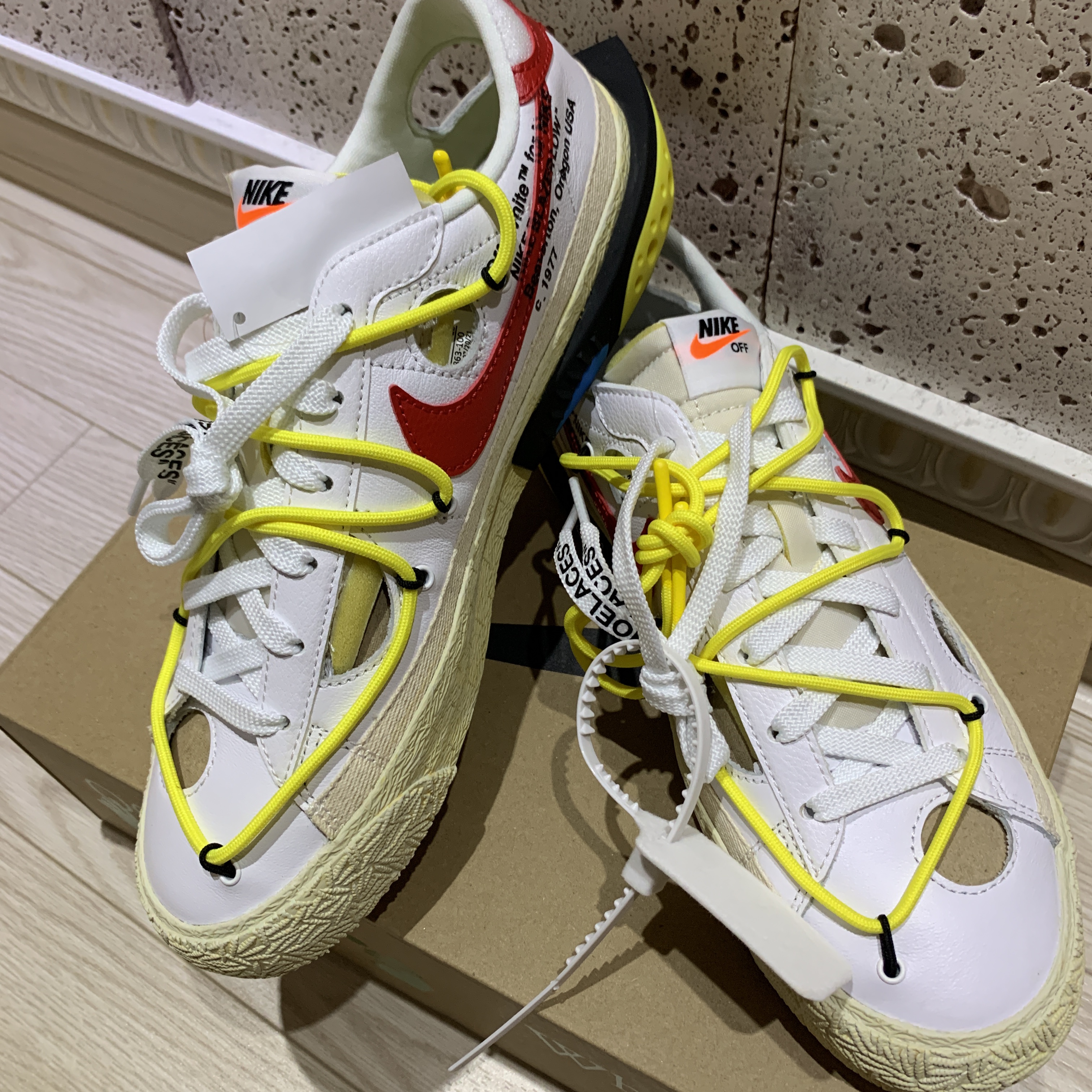 Nike x Off-White Blazer Low '77 White and University Red 착용 스타일