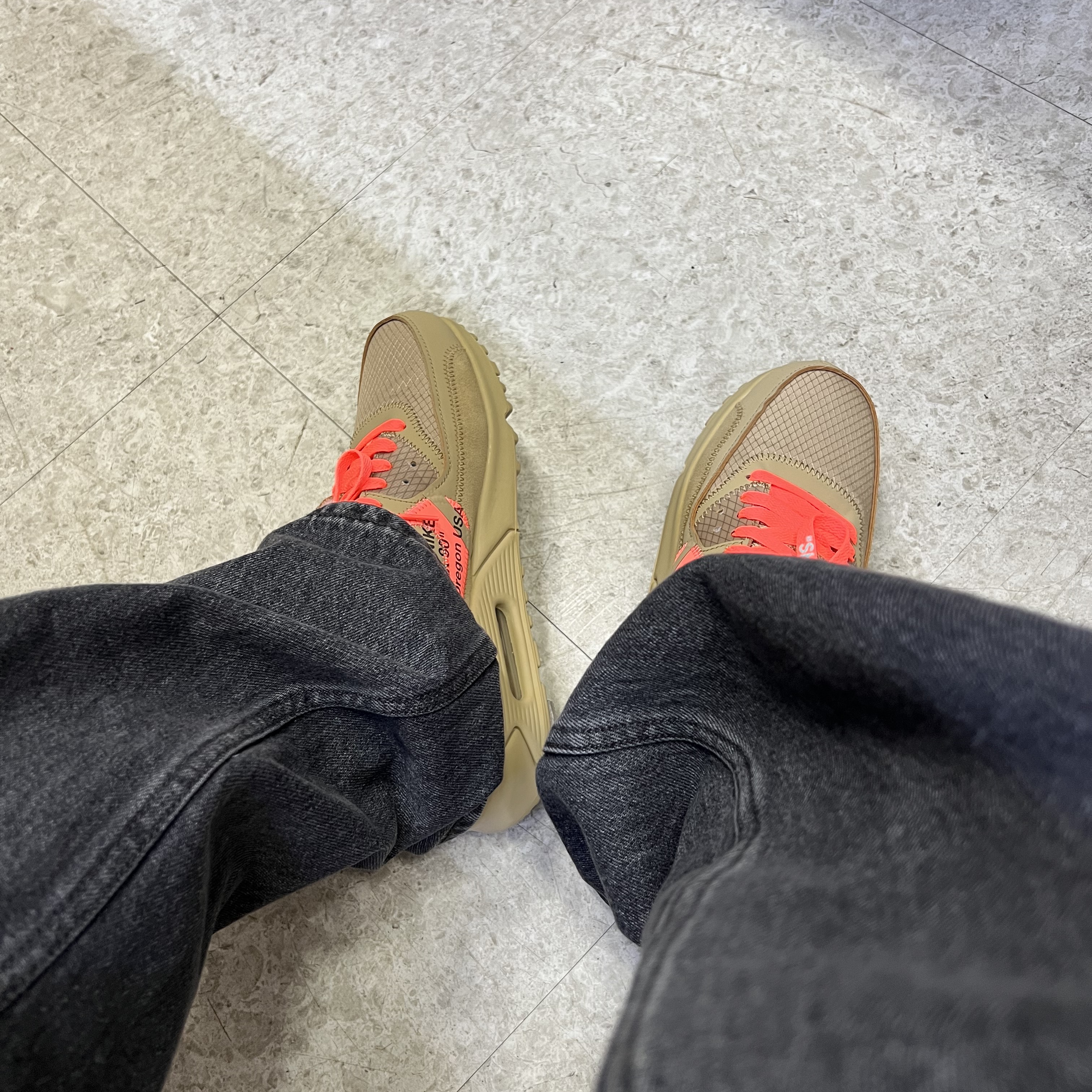 Nike x Off-White Air Max 90 V2 Desert Ore 착용 스타일
