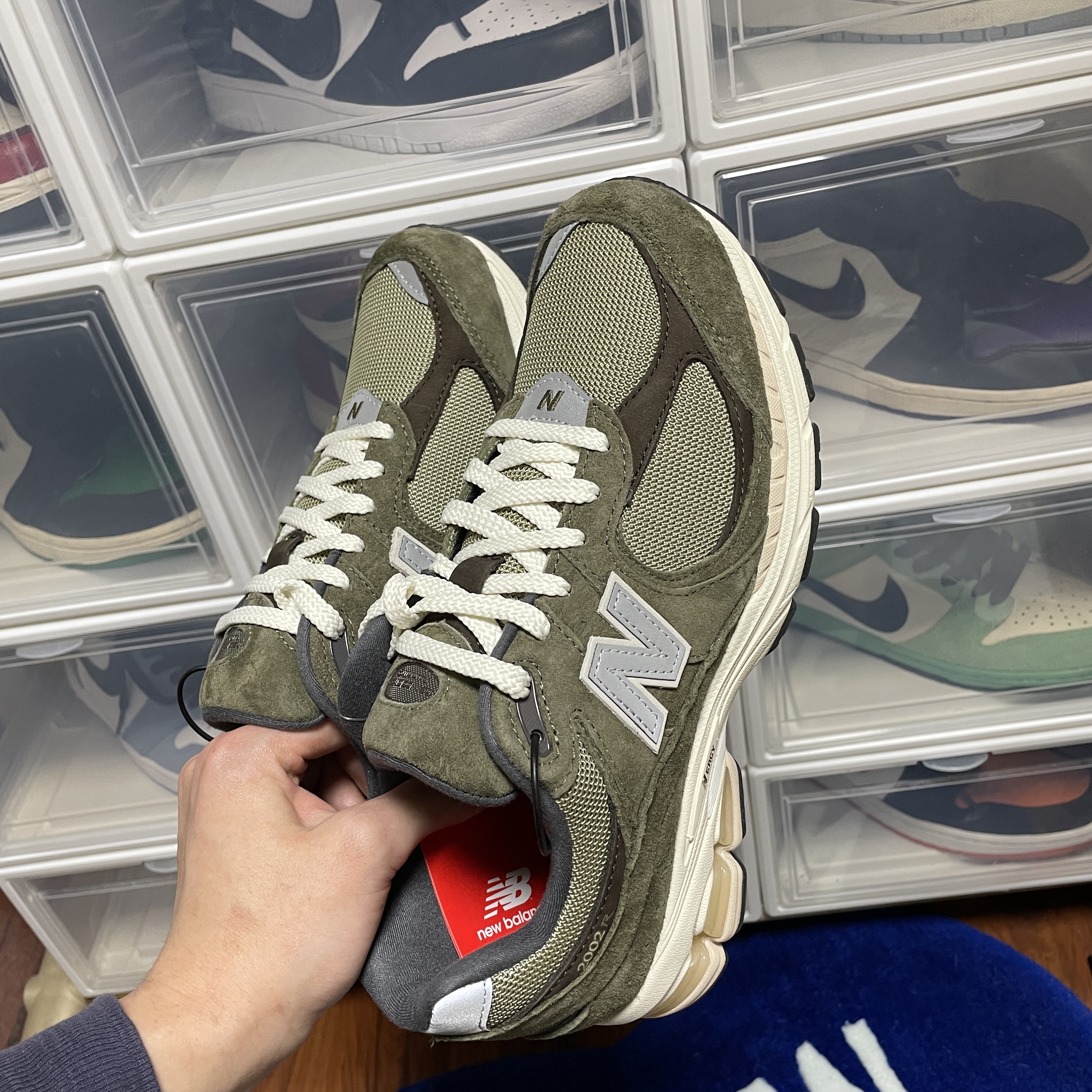 New Balance 2002R Special Vintage Khaki 착용 스타일 - 1