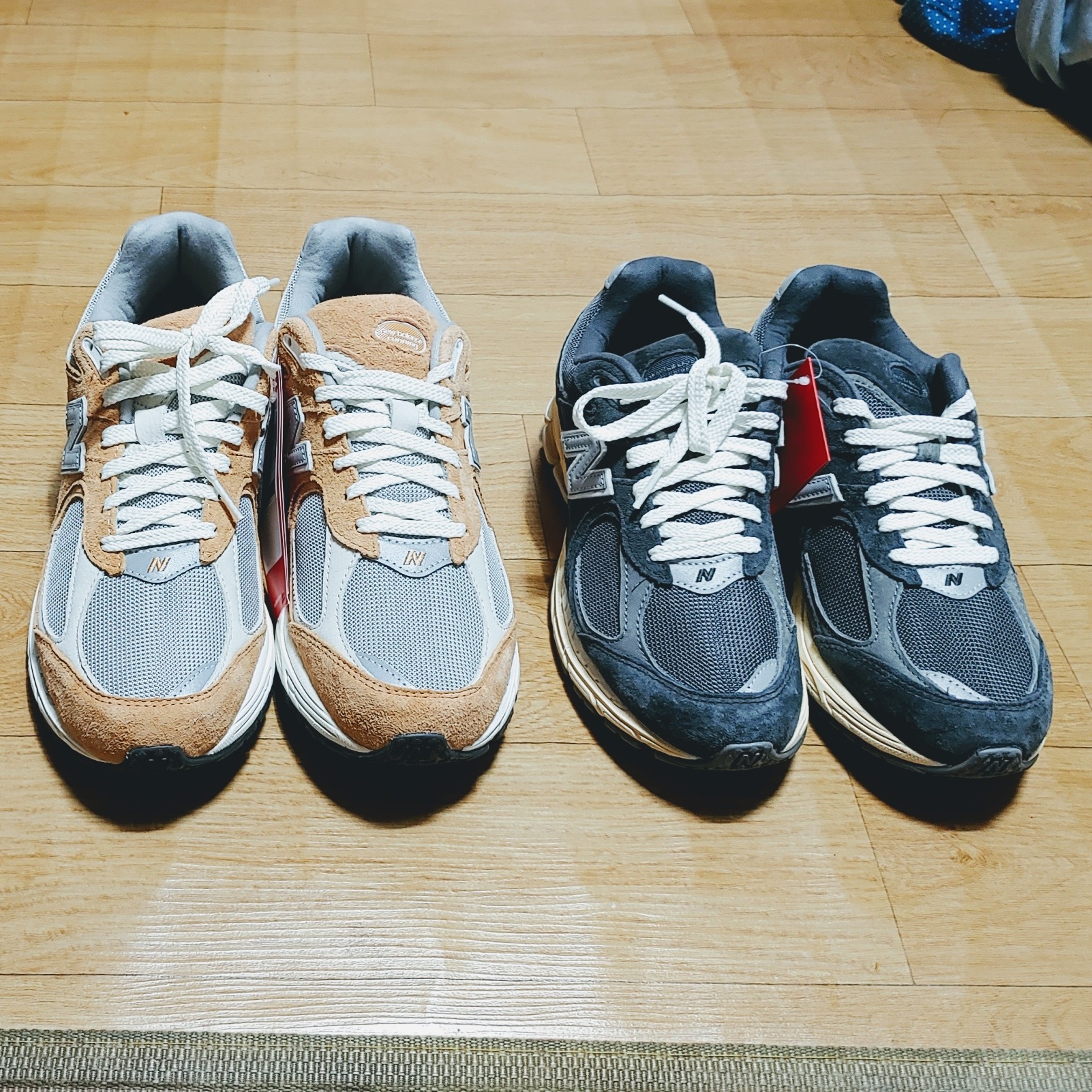New Balance 2002R Black, New Balance 2002R Special Vintage Beige 착용 스타일 - 2