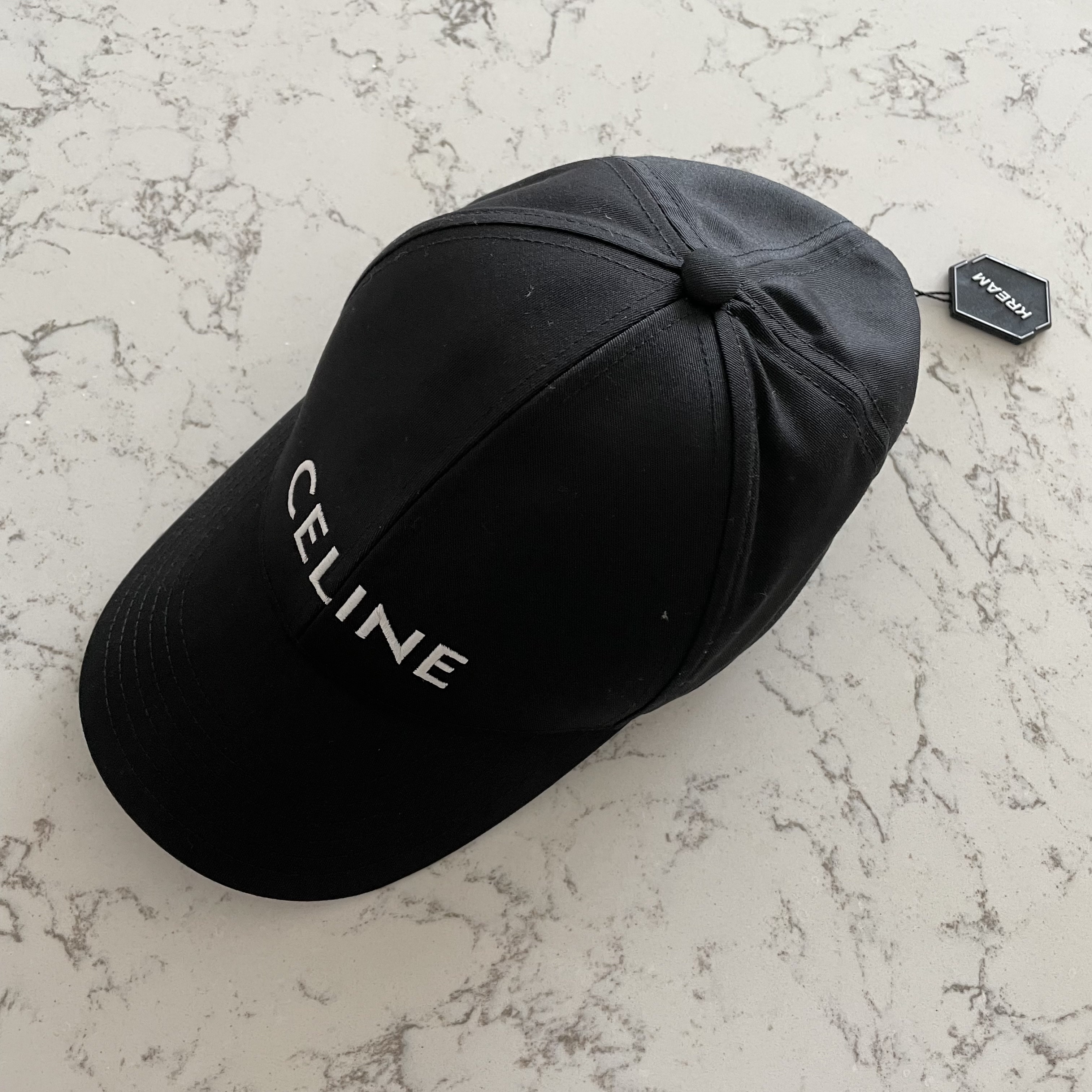 Celine Baseball Cap in Cotton Black 착용 스타일