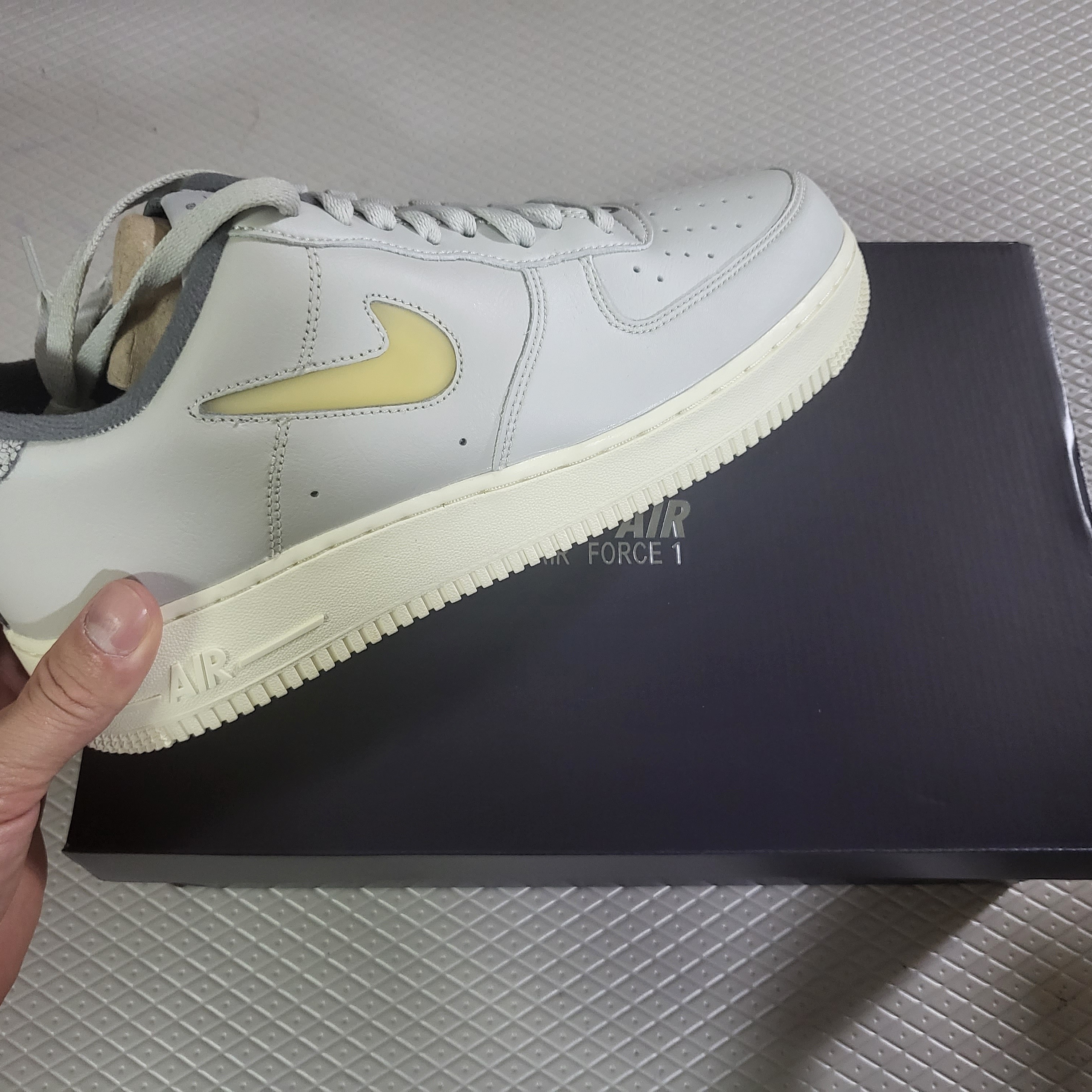Nike Air Force 1 '07 LX Light Bone and Coconut Milk 착용 스타일