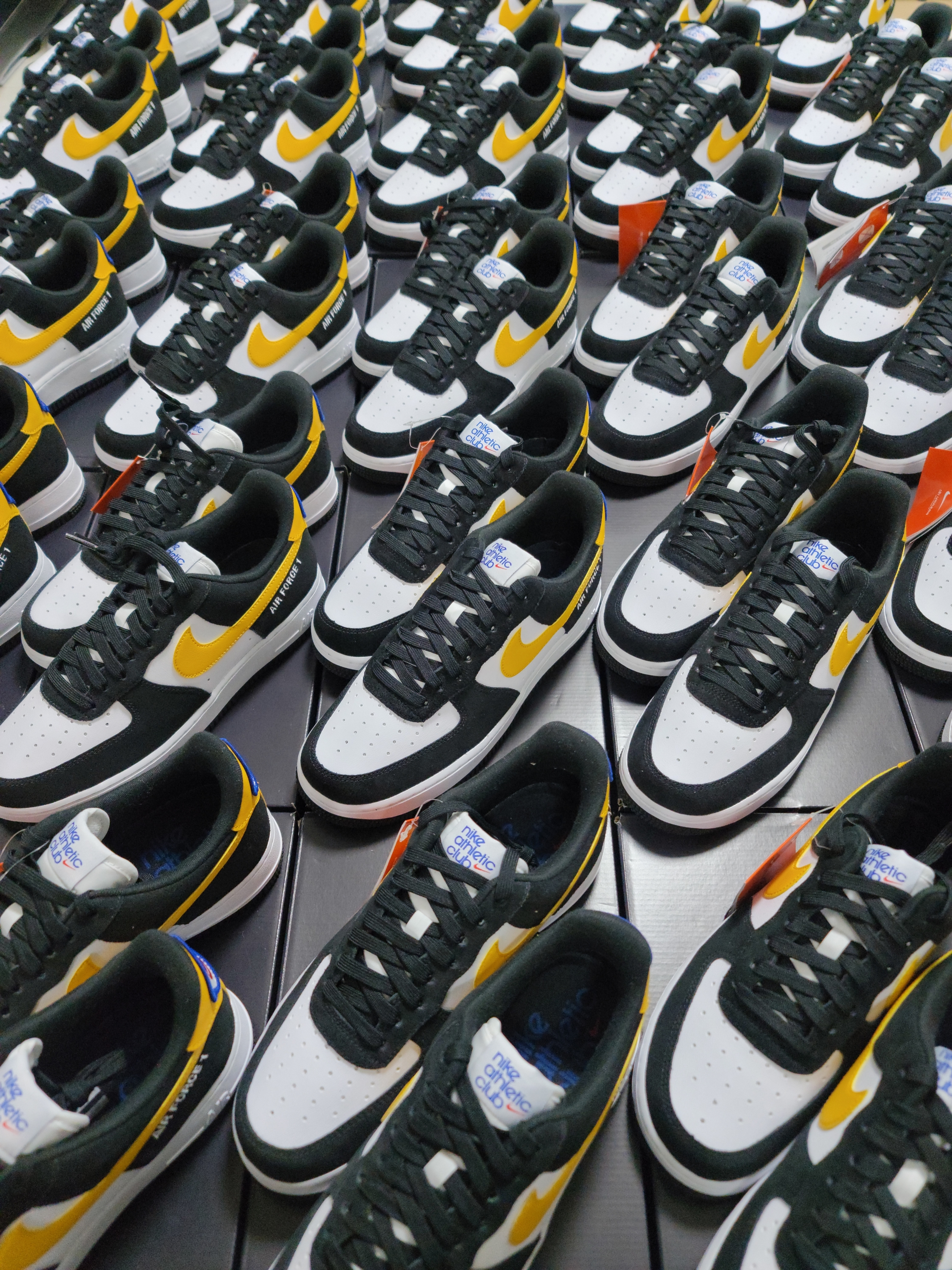 Nike Air Force 1 '07 LV8 Athletic Club Black Dark Sulfur 착용 스타일 - 1