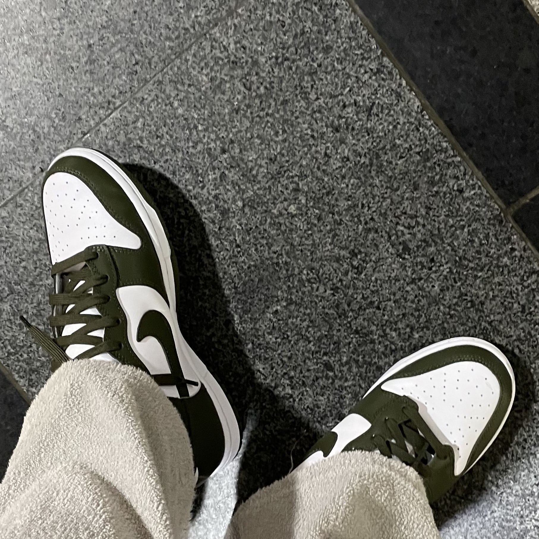 Nike Dunk High Retro Championship Khaki 착용 스타일