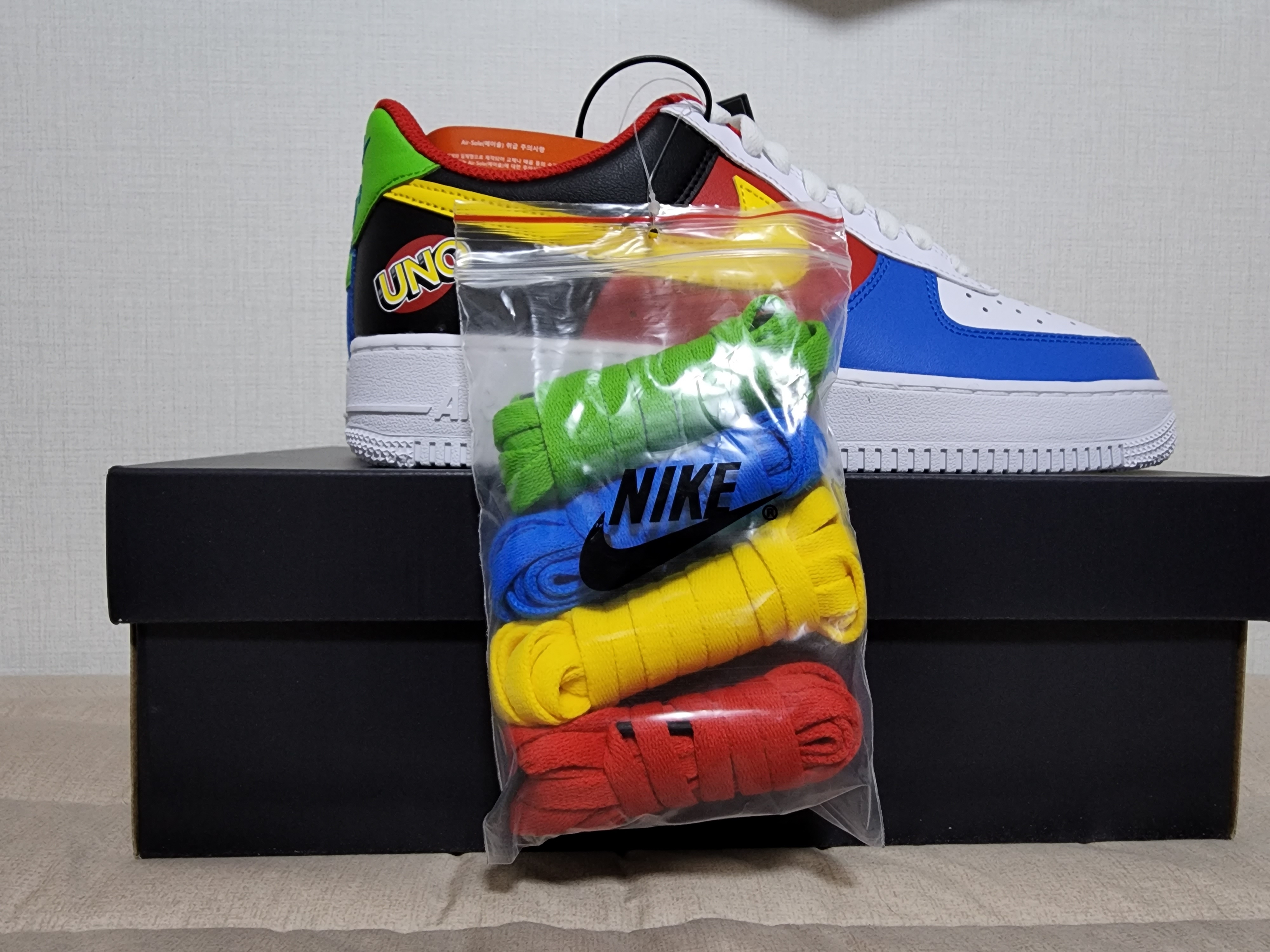 Nike x UNO Air Force 1 '07 QS White Yellow Zest 착용 스타일 - 3
