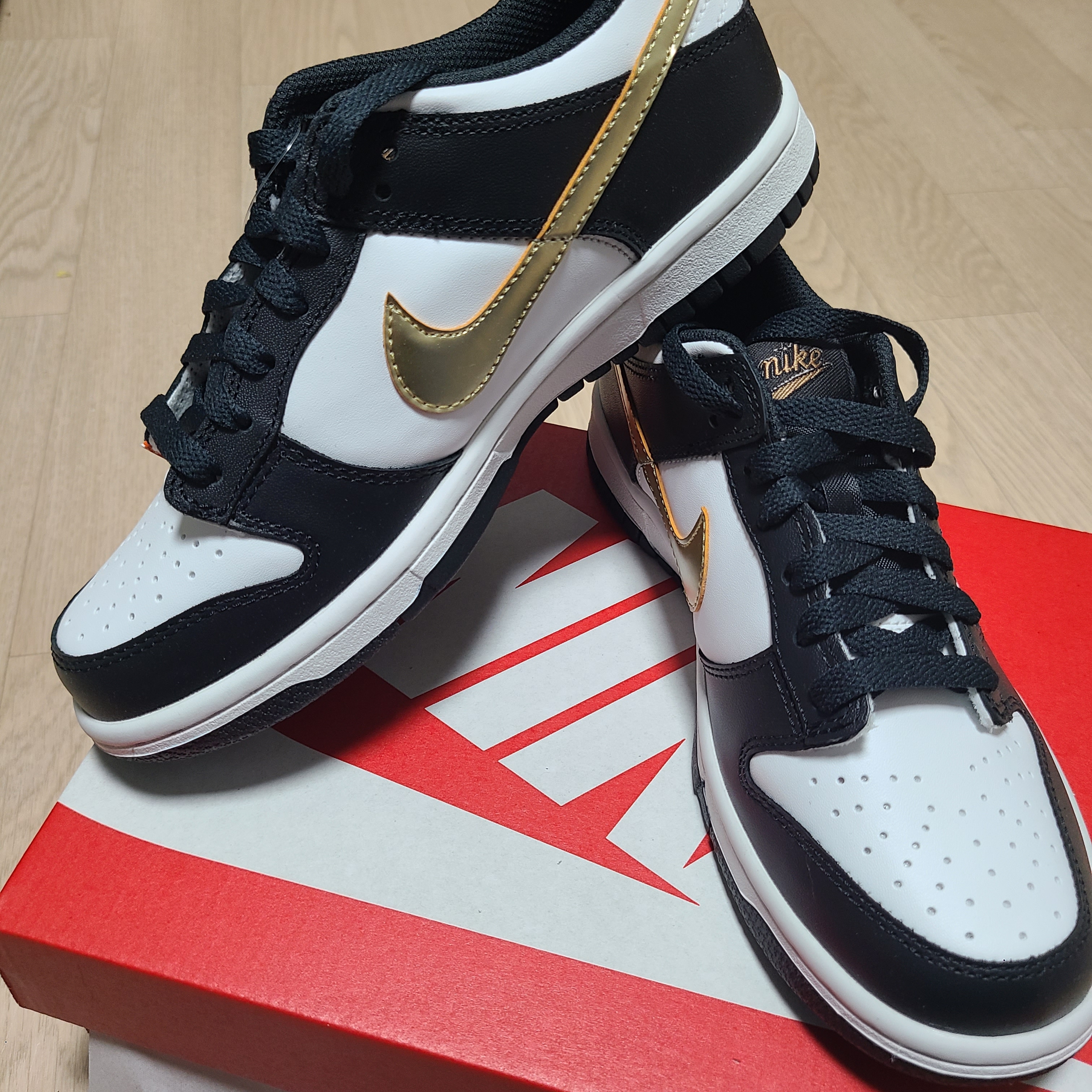 (GS) Nike Dunk Low SE Off Noir Summit White Metallic Pewter 착용 스타일 - 2