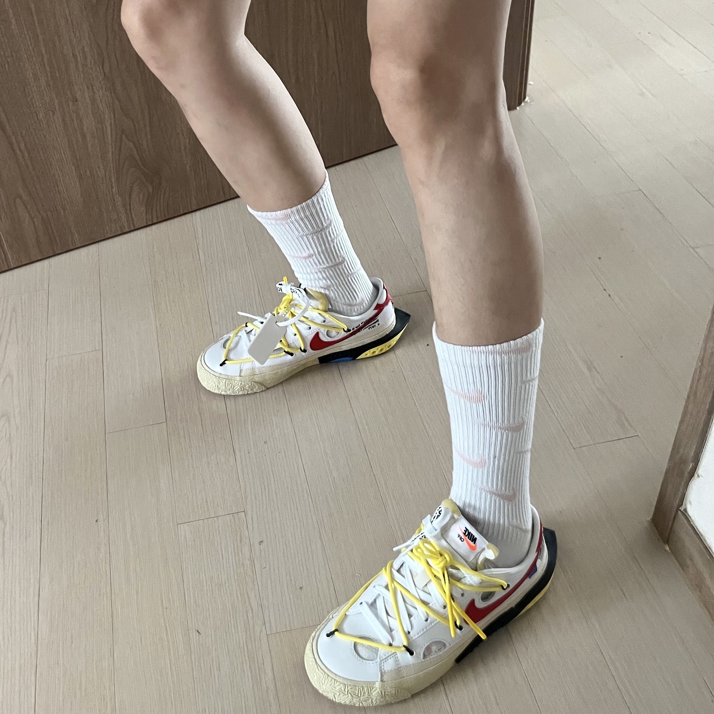 Nike x Off-White Blazer Low '77 White and University Red, (Kids) Nike Everyday Plus Socks Pink White (6 Pack/Korean Ver.) 착용 스타일 - 4