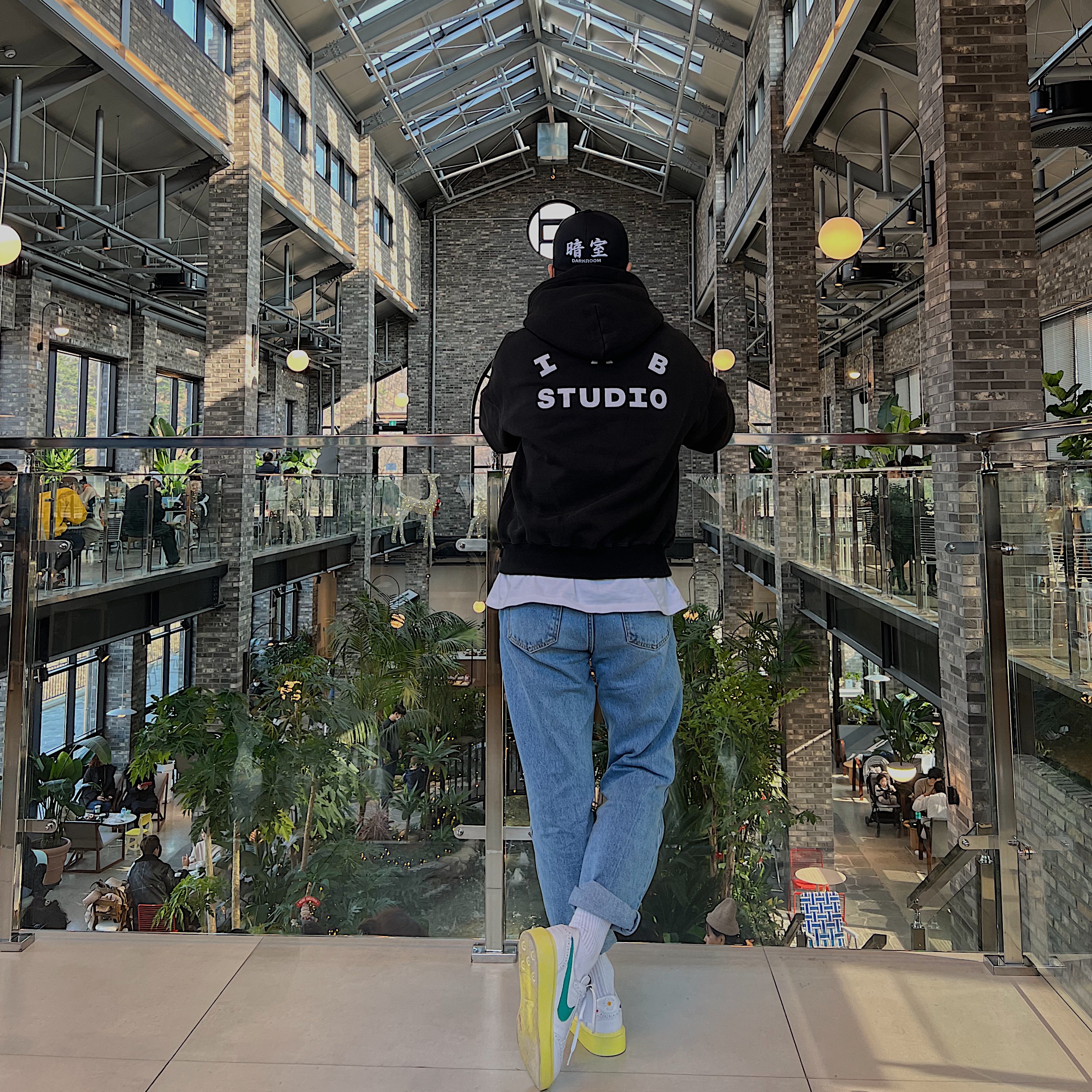 Darkr8m Studio White Logo Cap, IAB Studio Hoodie Black White 착용 스타일 - 3