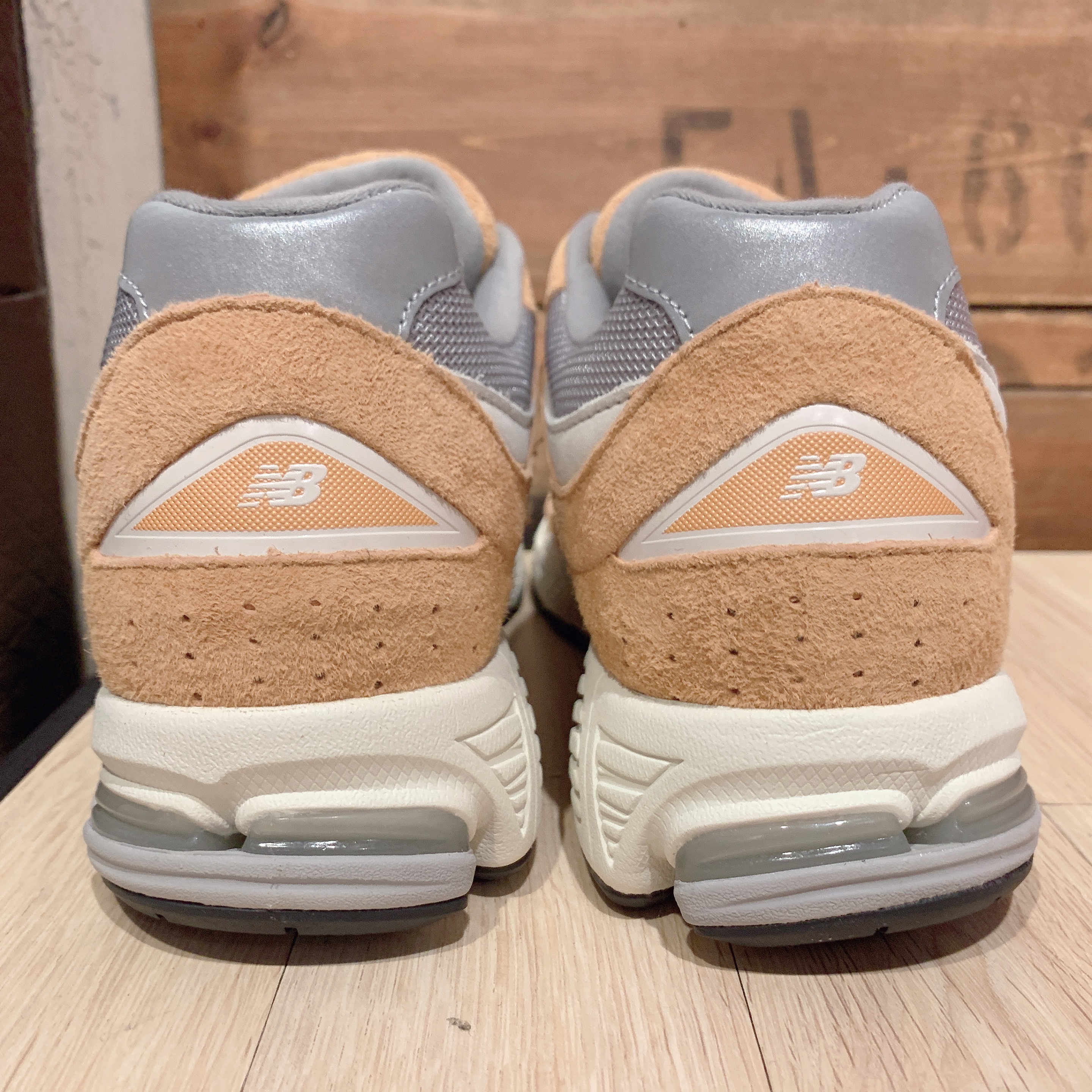 New Balance 2002R Special Vintage Beige 착용 스타일 - 3