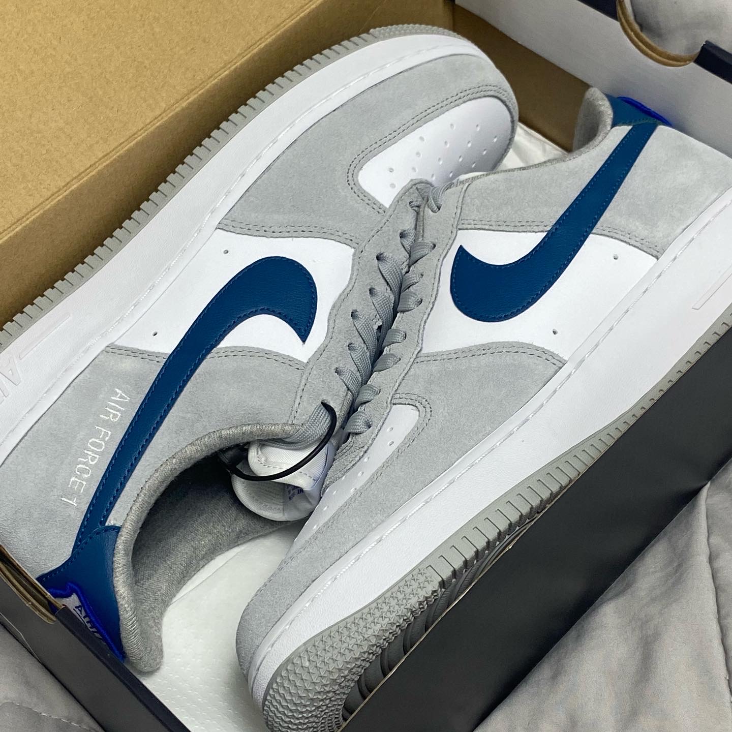 Nike Air Force 1 '07 LV8 Athletic Club Light Smoke Grey Marina 착용 스타일 - 1