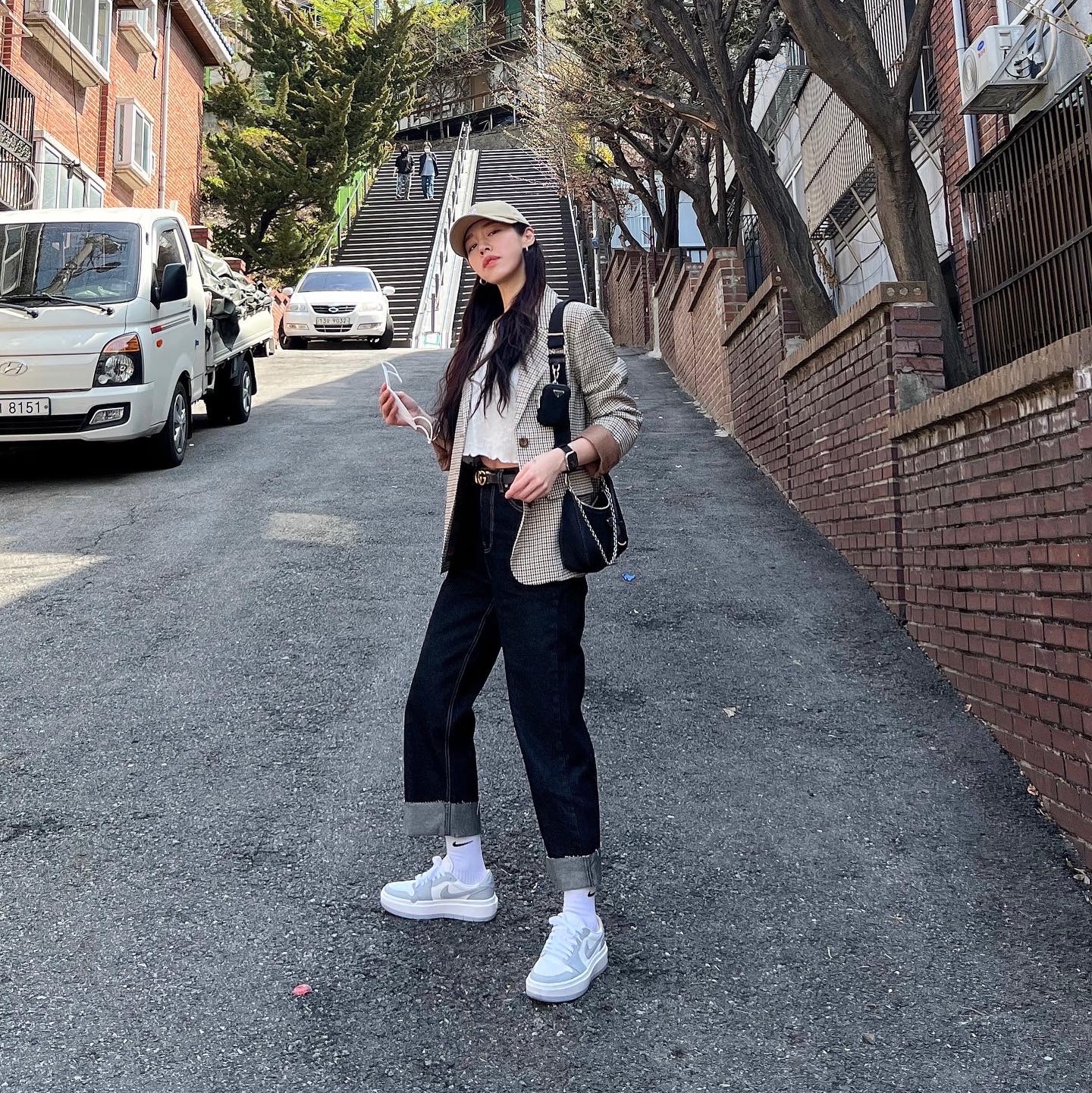 (W) Jordan 1 Elevate Low White and Wolf Grey, Prada Re-Edition 2005 Re-Nylon Shoulder Bag Black 착용 스타일 - 1