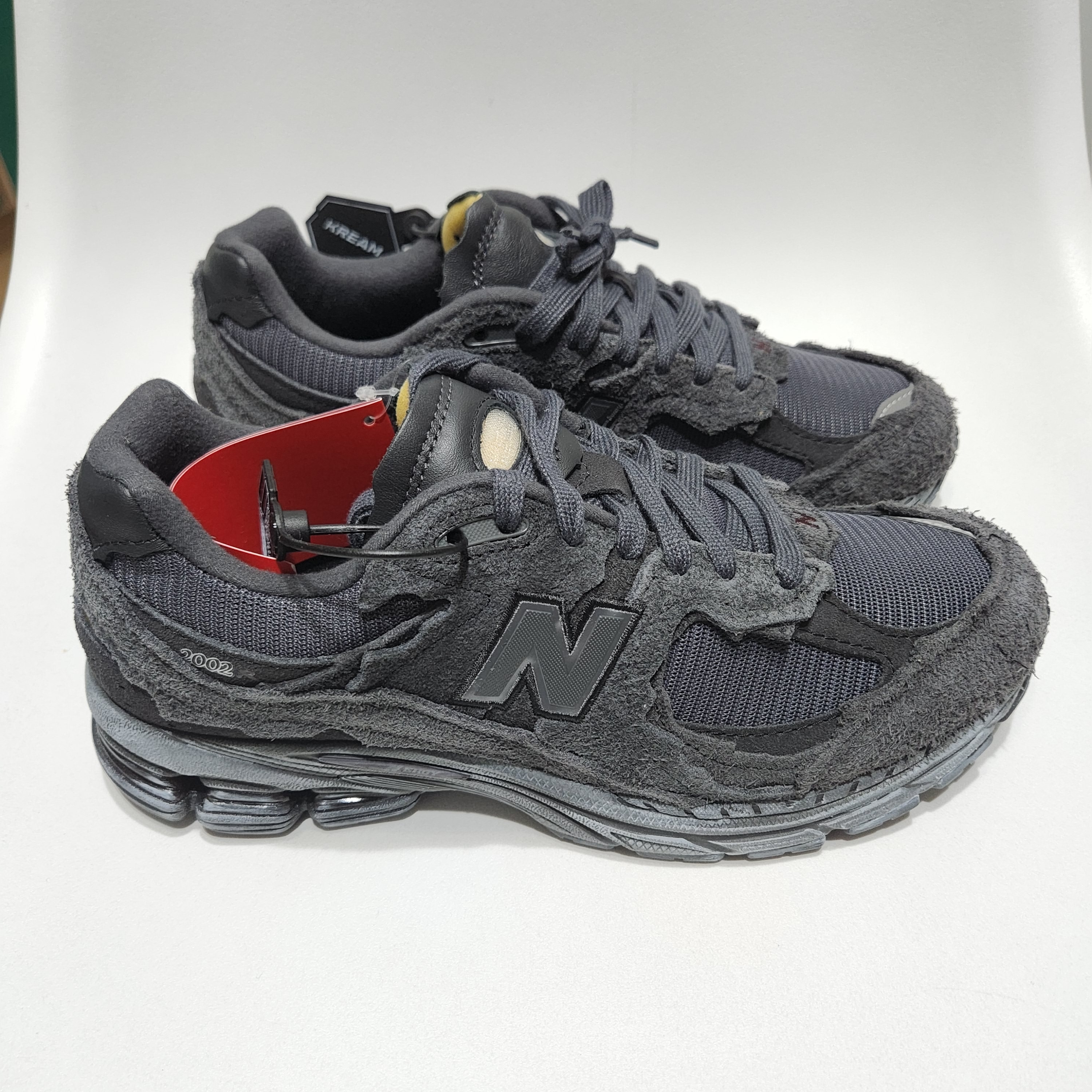 New Balance 2002R Protection Pack Phantom 착용 스타일 - 2