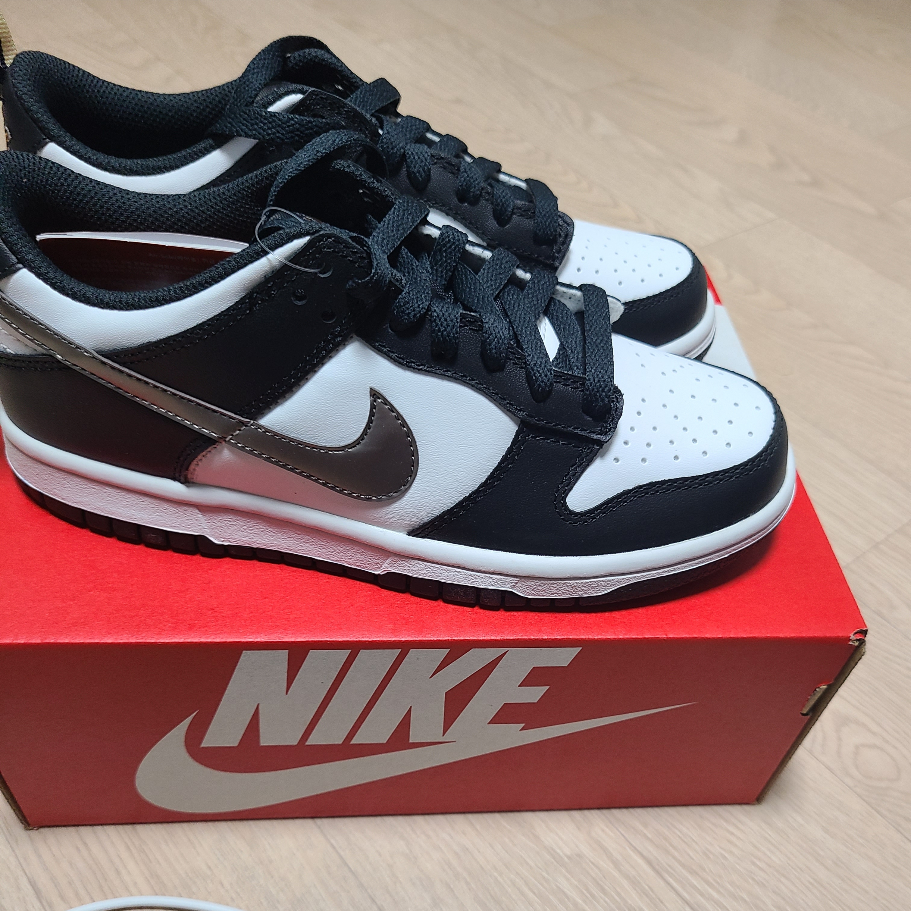 (GS) Nike Dunk Low SE Off Noir Summit White Metallic Pewter 착용 스타일 - 1