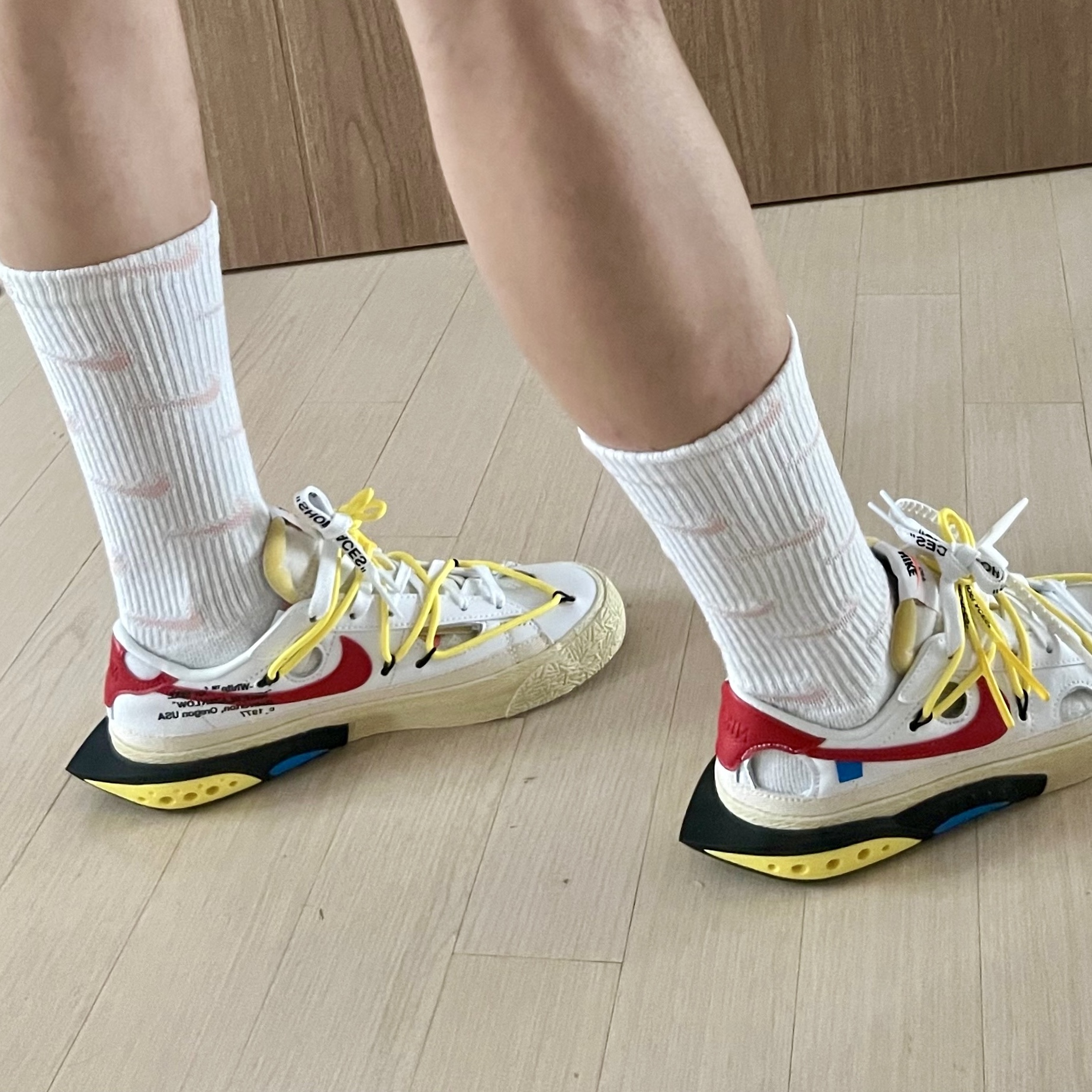 Nike x Off-White Blazer Low '77 White and University Red, (Kids) Nike Everyday Plus Socks Pink White (6 Pack/Korean Ver.) 착용 스타일 - 5