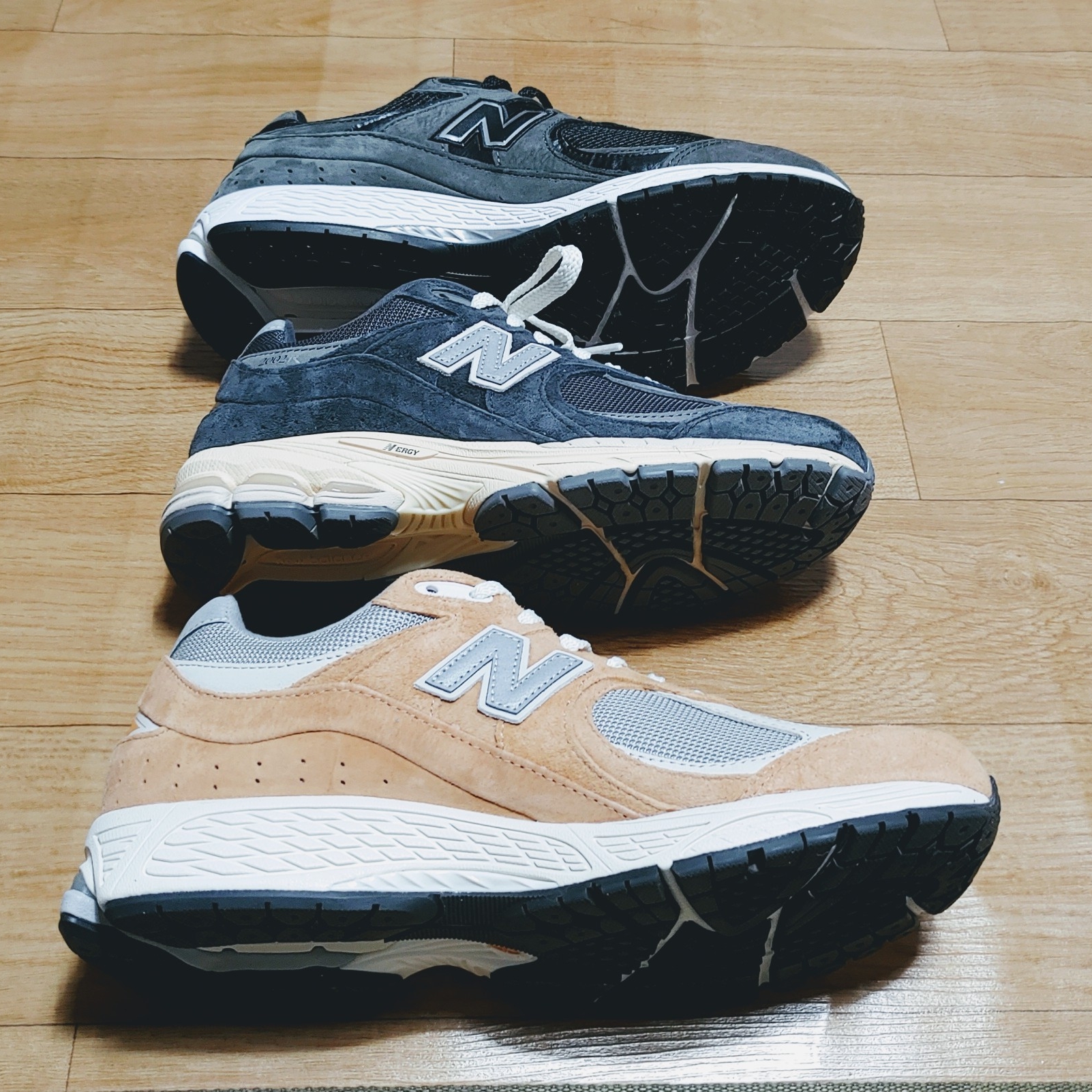 New Balance 2002R Black, New Balance 2002R Special Vintage Beige 착용 스타일 - 3