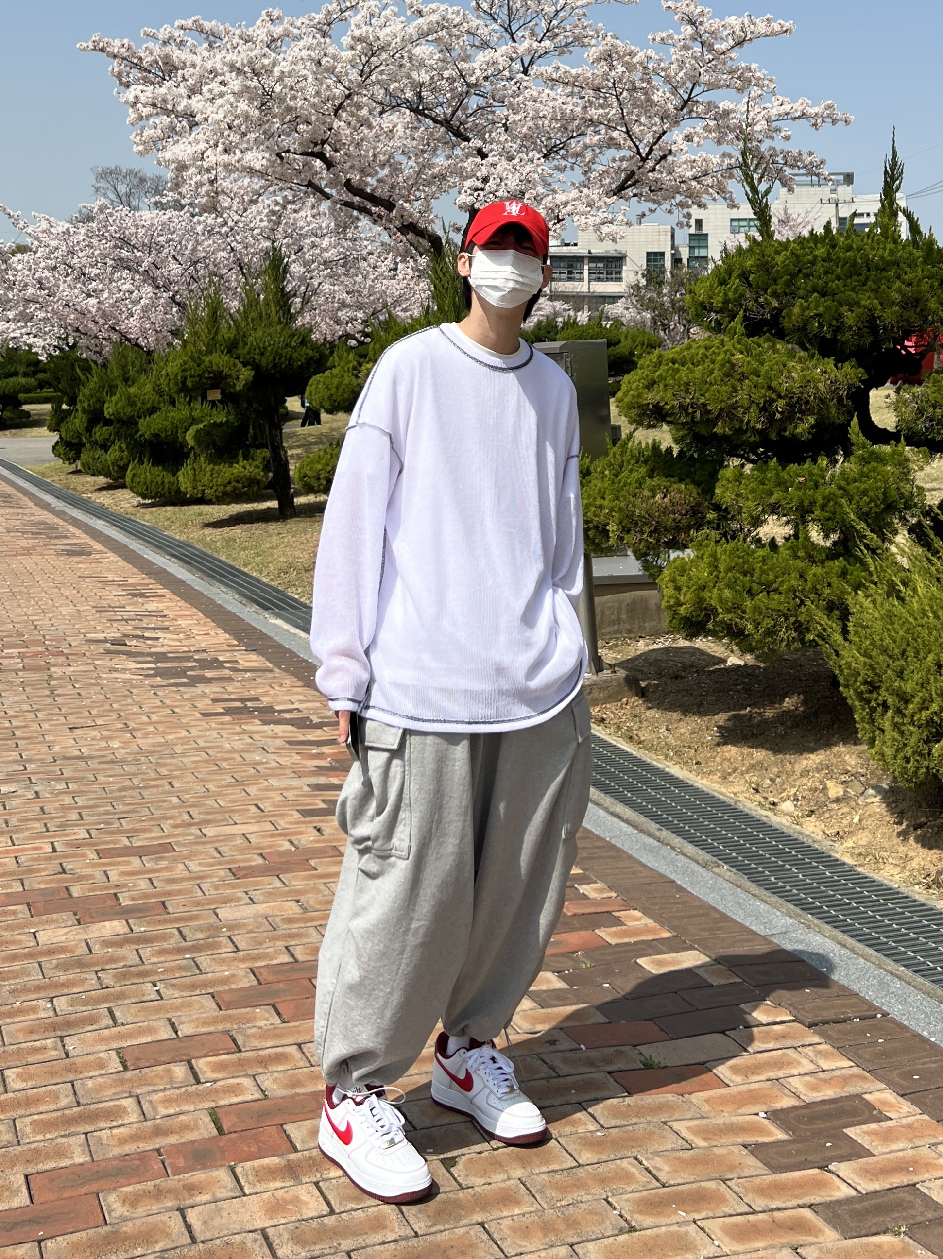 Nike Air Force 1 '07 First Use White Team Red 착용 스타일 - 1