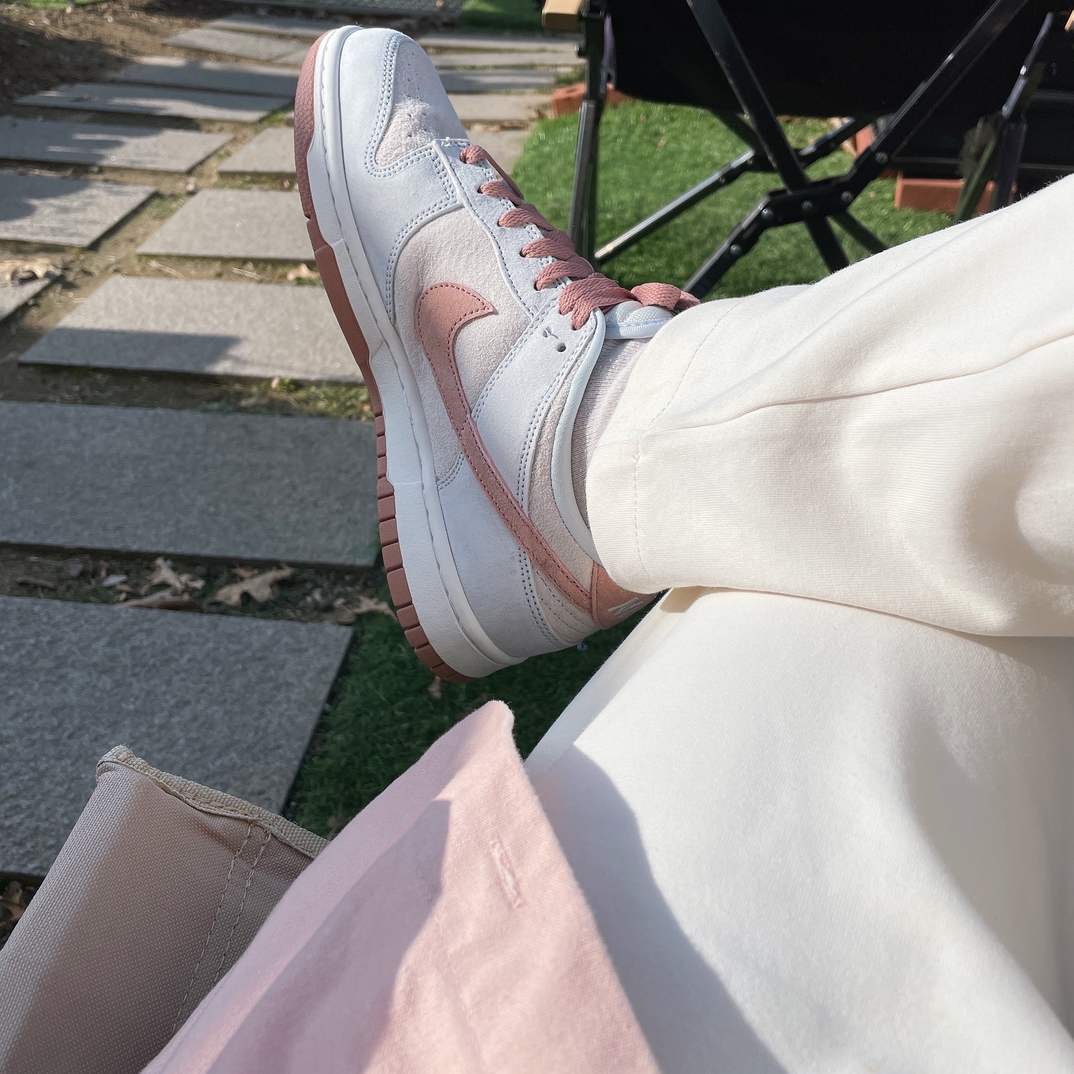 Nike Dunk Low Retro PRM Fossil Rose 착용 스타일