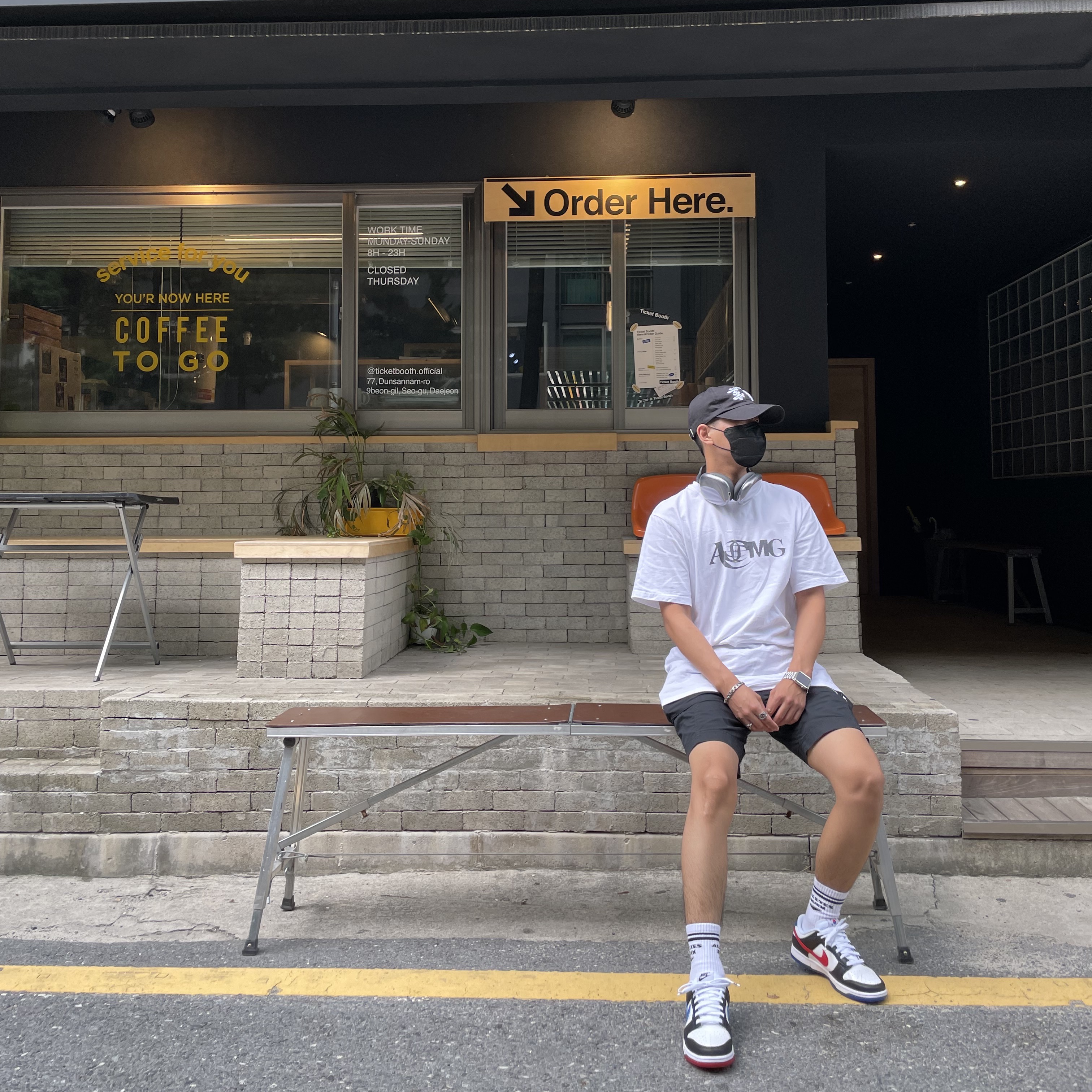 Nike Dunk Low SE Seoul, Darkr8m Studio Upside Down White Logo Cap 착용 스타일 - 3