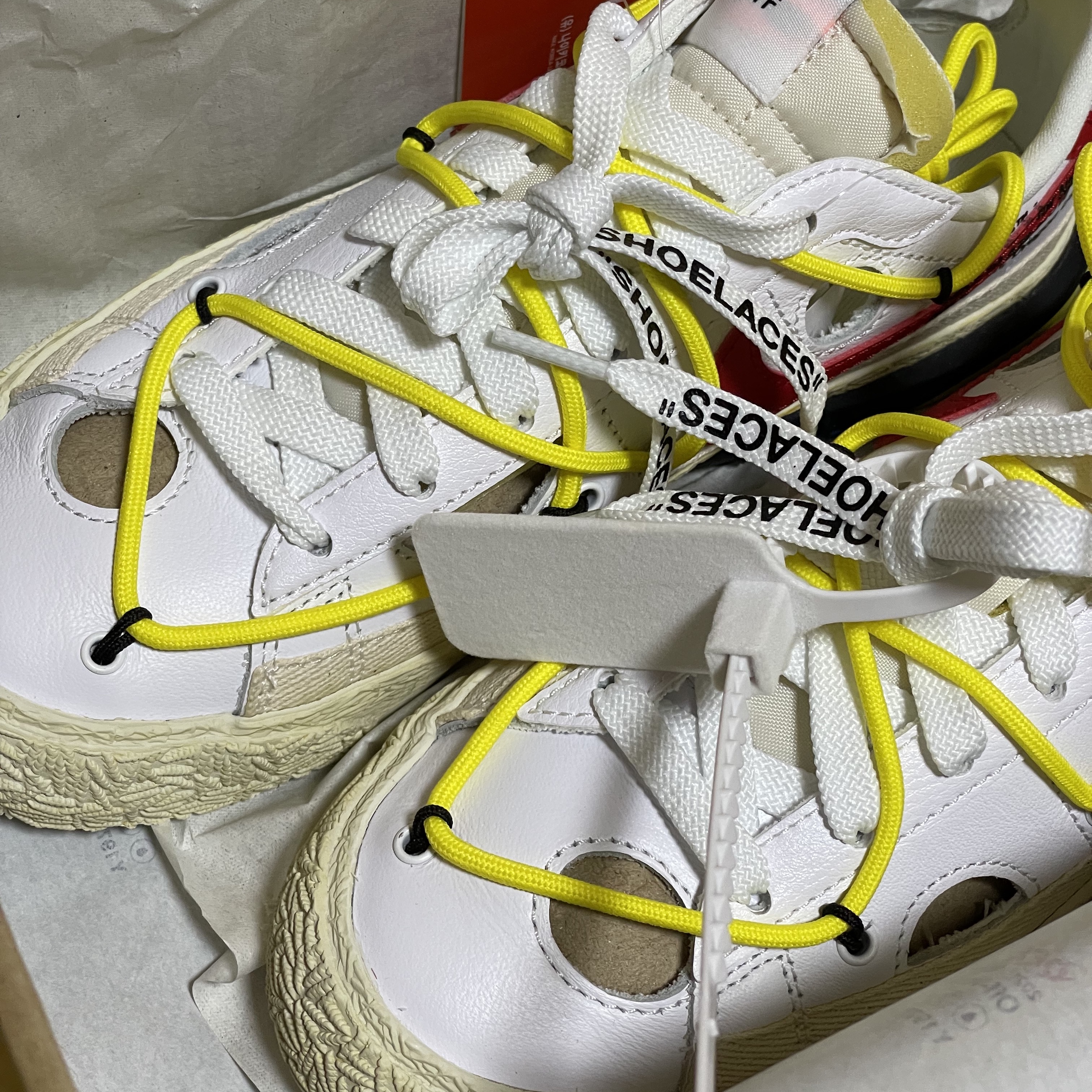 Nike x Off-White Blazer Low '77 White and University Red 착용 스타일 - 2
