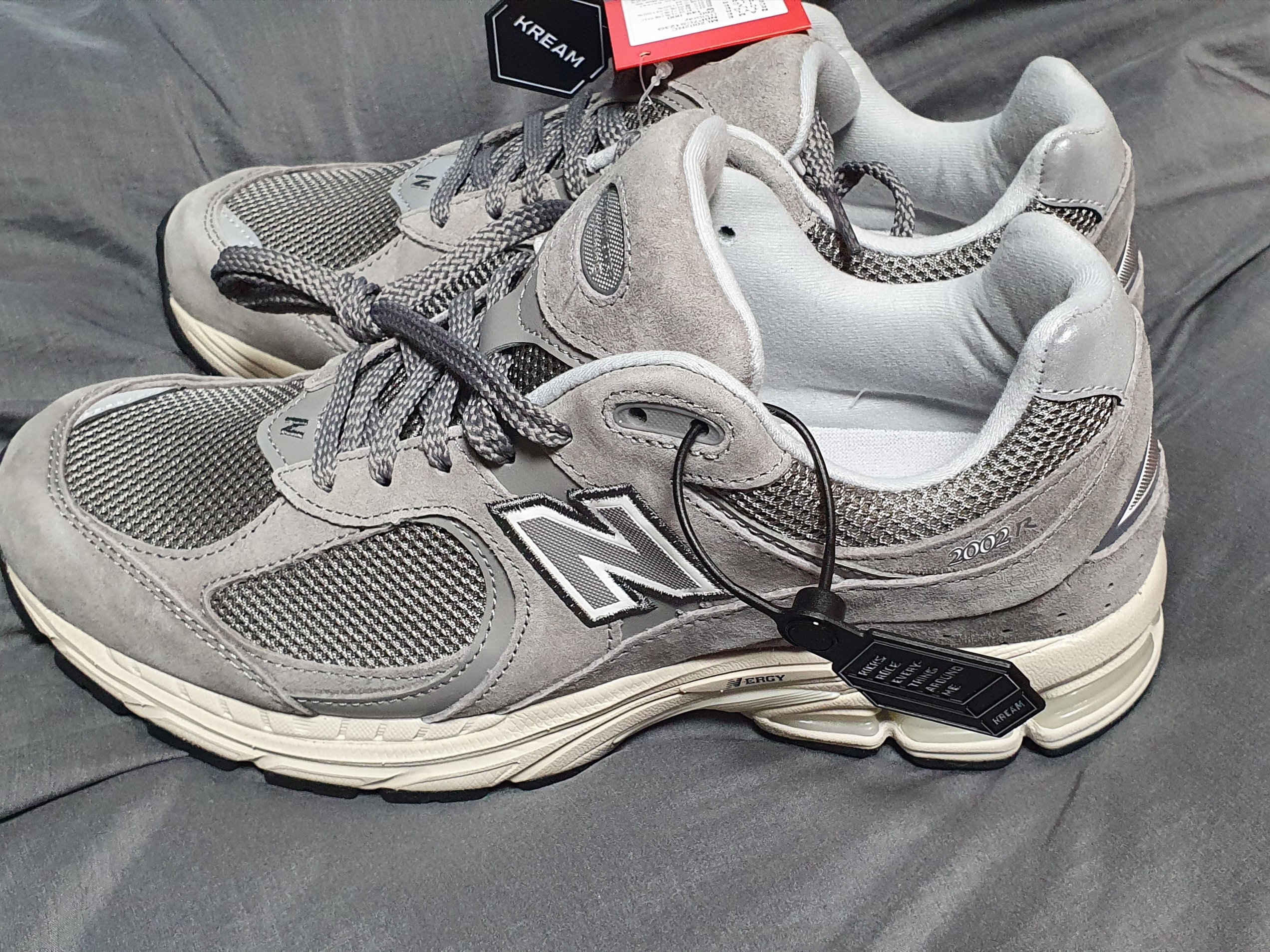 New Balance 2002R Grey 착용 스타일