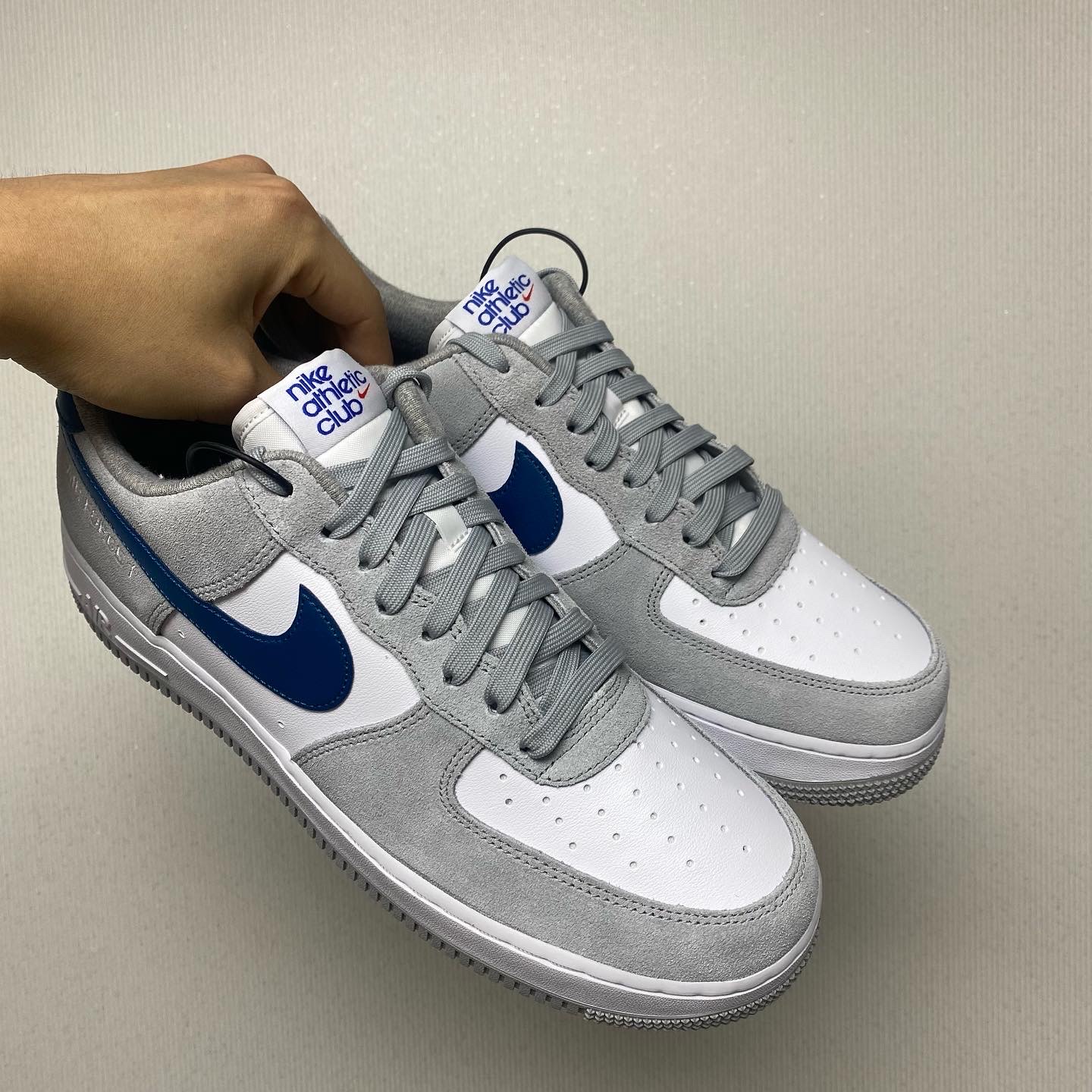 Nike Air Force 1 '07 LV8 Athletic Club Light Smoke Grey Marina 착용 스타일 - 2