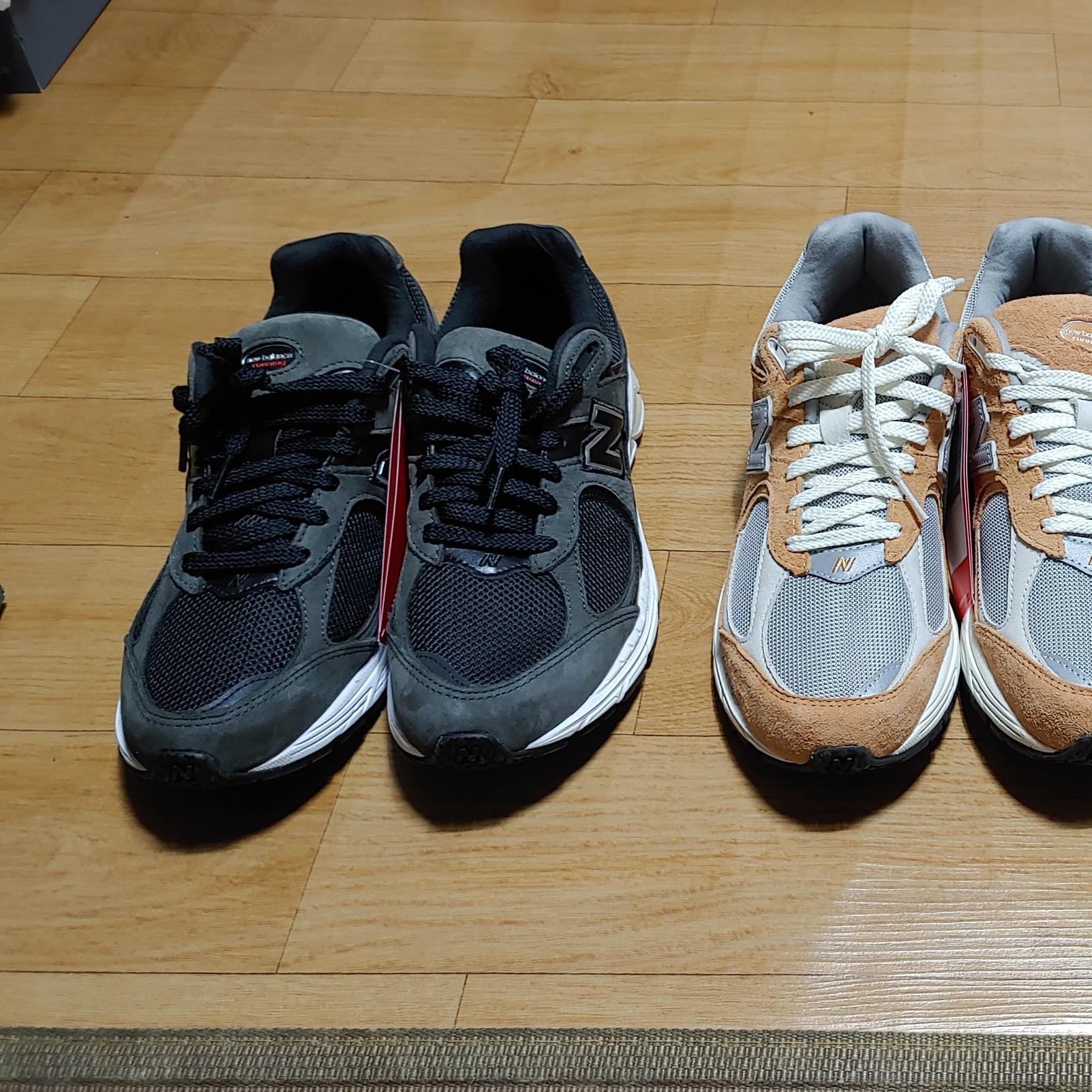 New Balance 2002R Black, New Balance 2002R Special Vintage Beige 착용 스타일 - 1