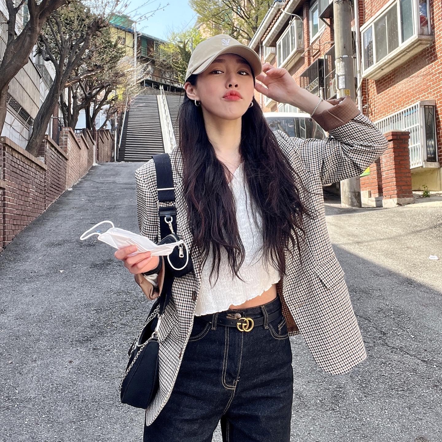 (W) Jordan 1 Elevate Low White and Wolf Grey, Prada Re-Edition 2005 Re-Nylon Shoulder Bag Black 착용 스타일 - 2