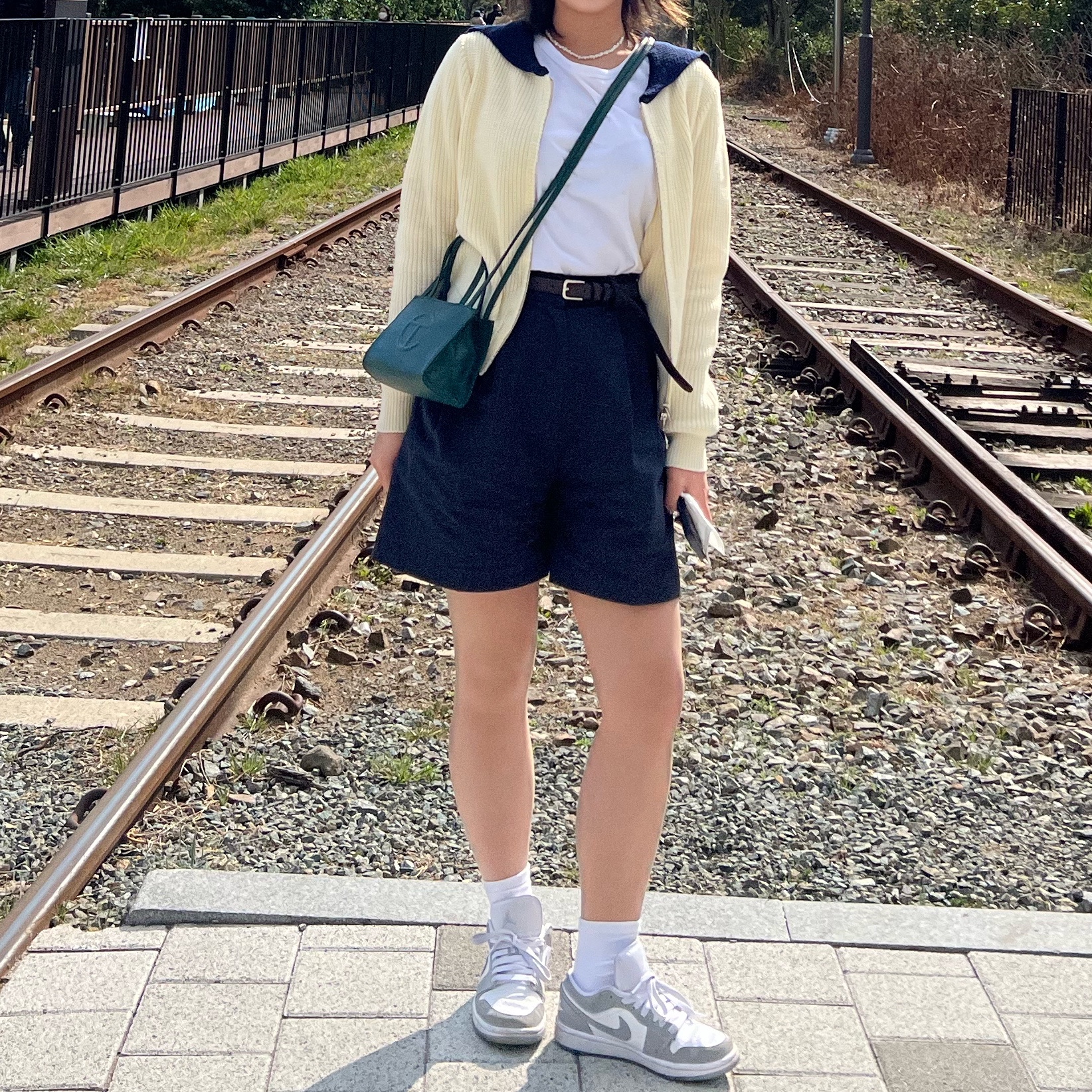 Telfar Small Shopping Bag Dark Olive, (W) Jordan 1 Low White Wolf Grey 착용 스타일