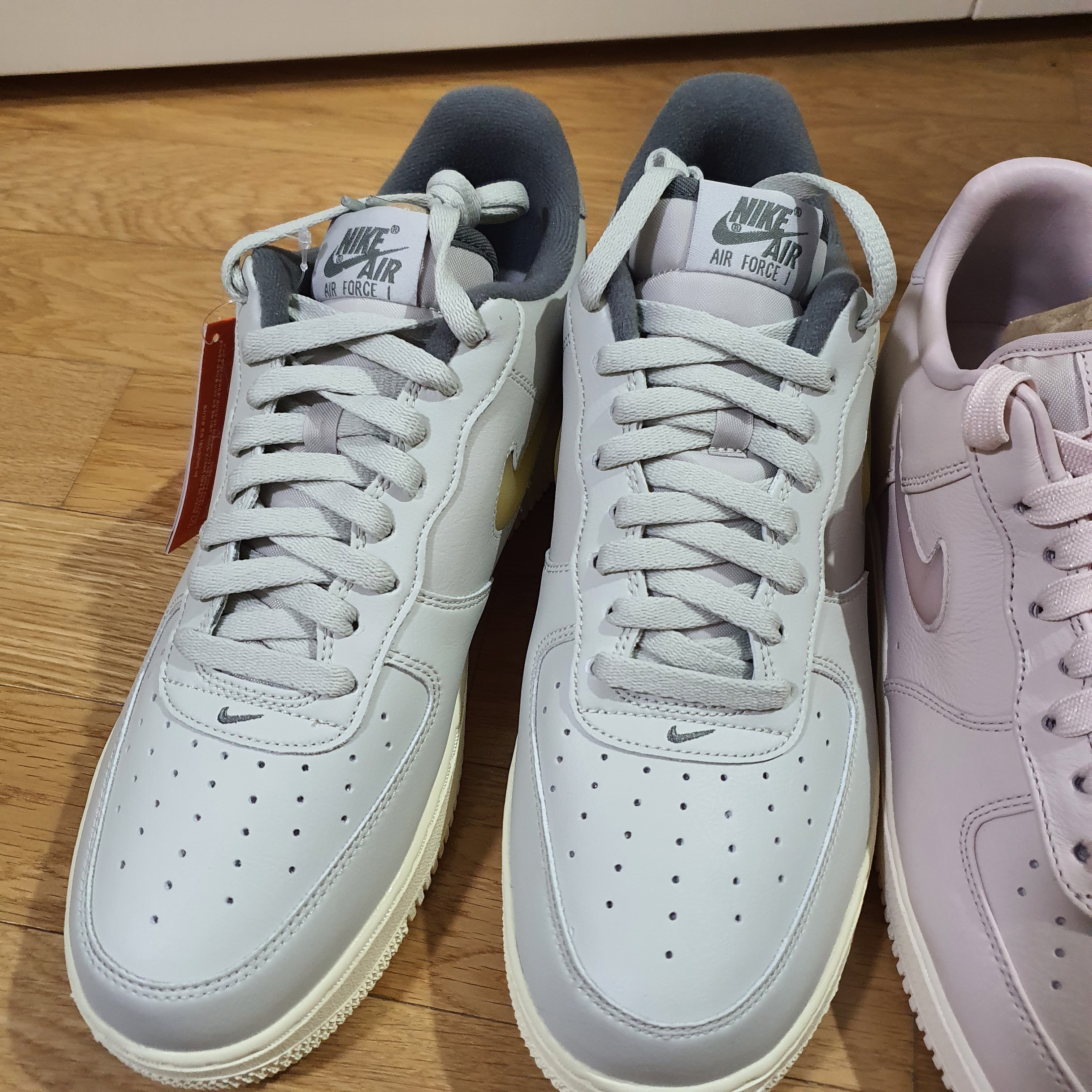 Nike Air Force 1 Low Jewel Silt Red, Nike Air Force 1 '07 LX Light Bone and Coconut Milk 착용 스타일 - 2