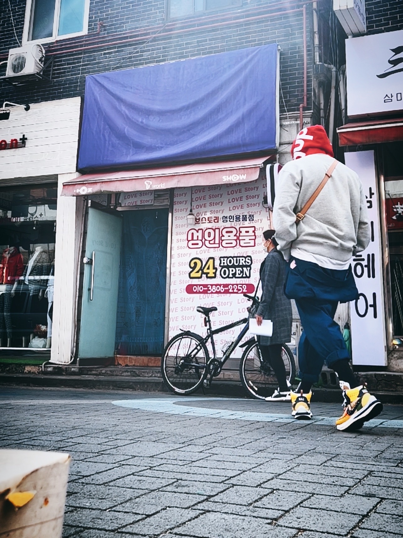 Supreme Washed Chino Twill Camp Cap Grey - 22SS, Supreme Contrast Hooded Sweatshirt Heather Grey - 21FW 착용 스타일 - 2